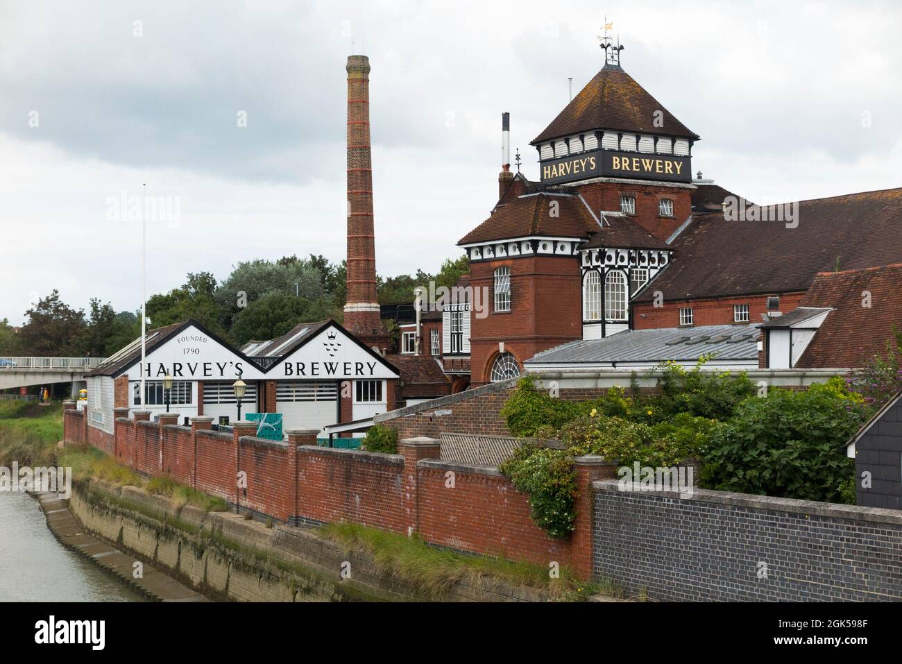 Harvey's Brewery ist eine Brauerei in Lewes, East Sussex. Die Bridge Wharf Brewery wird auf ihrem Gelände am Fluss Ouse gezeigt, von der Cliffe Bridge aus gesehen. VEREINIGTES KÖNIGREICH. (127) Stockfoto