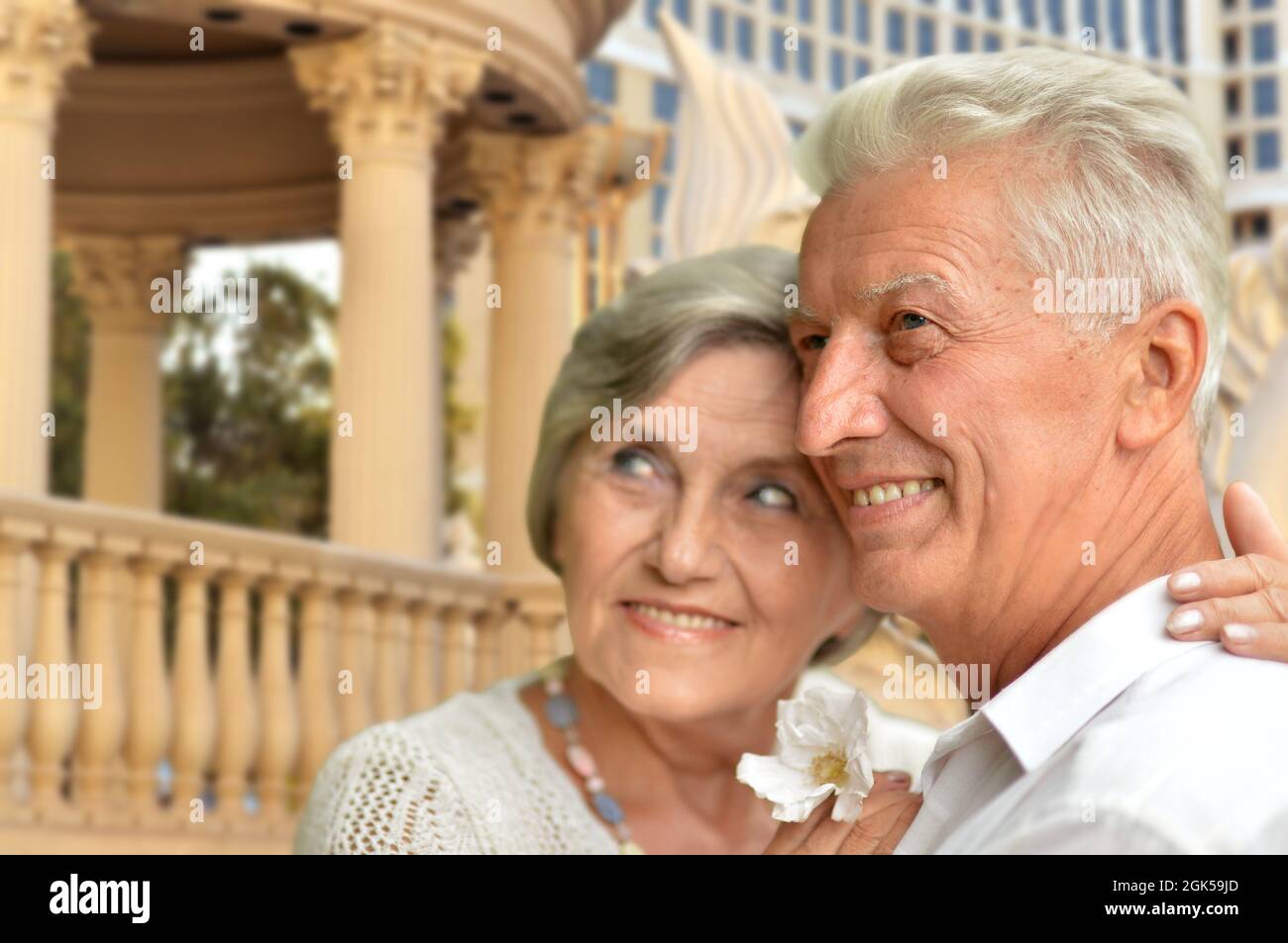 Glückliches Seniorenpaar, das sich gegen die Skyline von Las Vegas umarmt Stockfoto