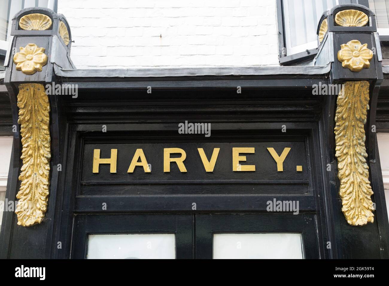 Verzierte Harvey-Ornamentdetails über der Tür von Harvey's Brauereiladen, Cliffe High Street, Lewes. VEREINIGTES KÖNIGREICH. Kunden können Bier direkt bei der Brauerei kaufen (127) Stockfoto