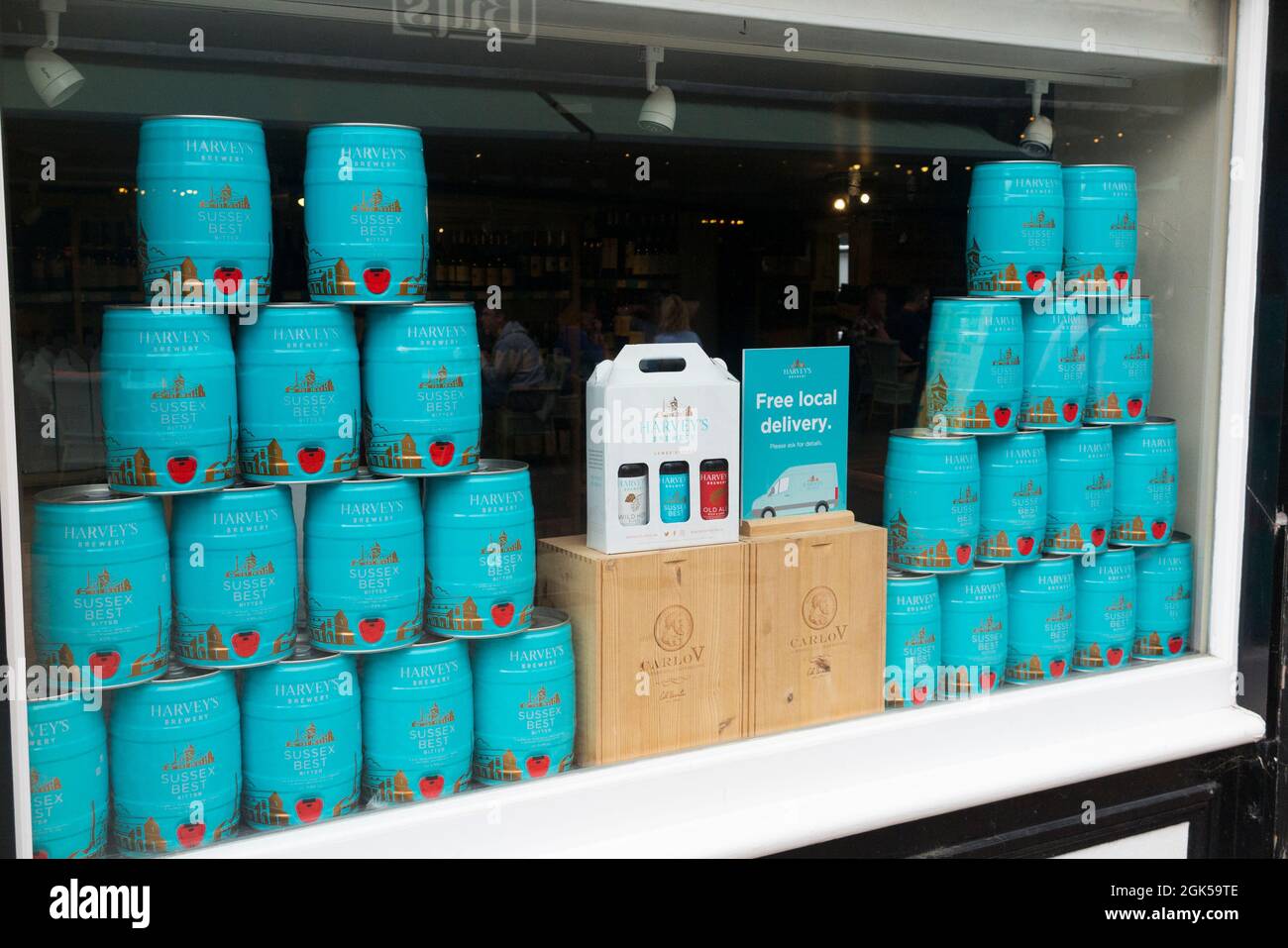 Schaufenster und Fenster mit Dosen/Dosen/Bier zum Verkauf in Harvey's Brauereiladen, Cliffe High Street, Lewes. VEREINIGTES KÖNIGREICH. Kunden können direkt bei der Brauerei kaufen. (127) Stockfoto
