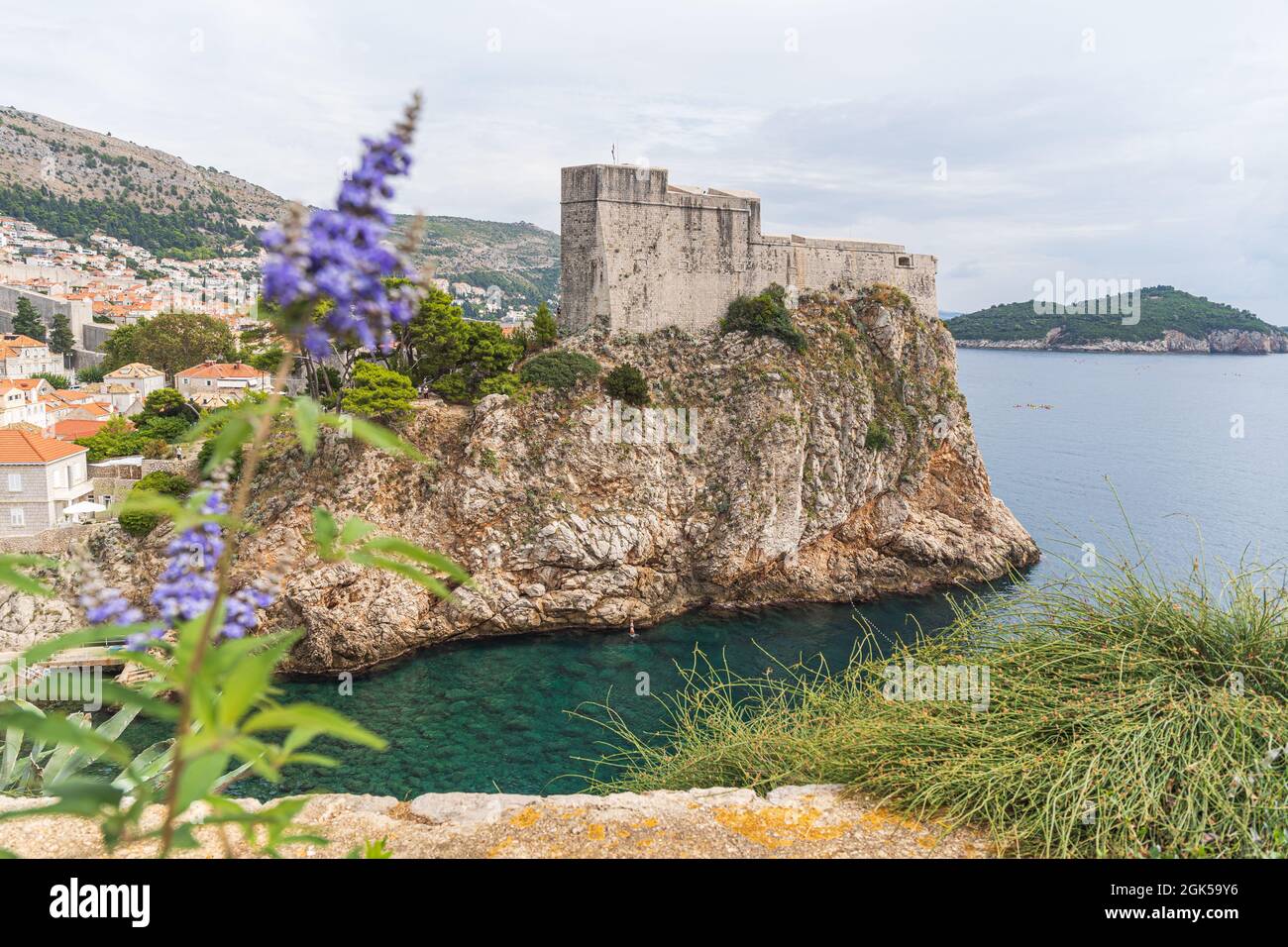 Dubrovnik ist eine Stadt in Kroatien an der Adria. Es ist bekannt für seine Altstadt, die als Kings Landing aus der TV-Serie Game of Thrones bekannt ist. Stockfoto