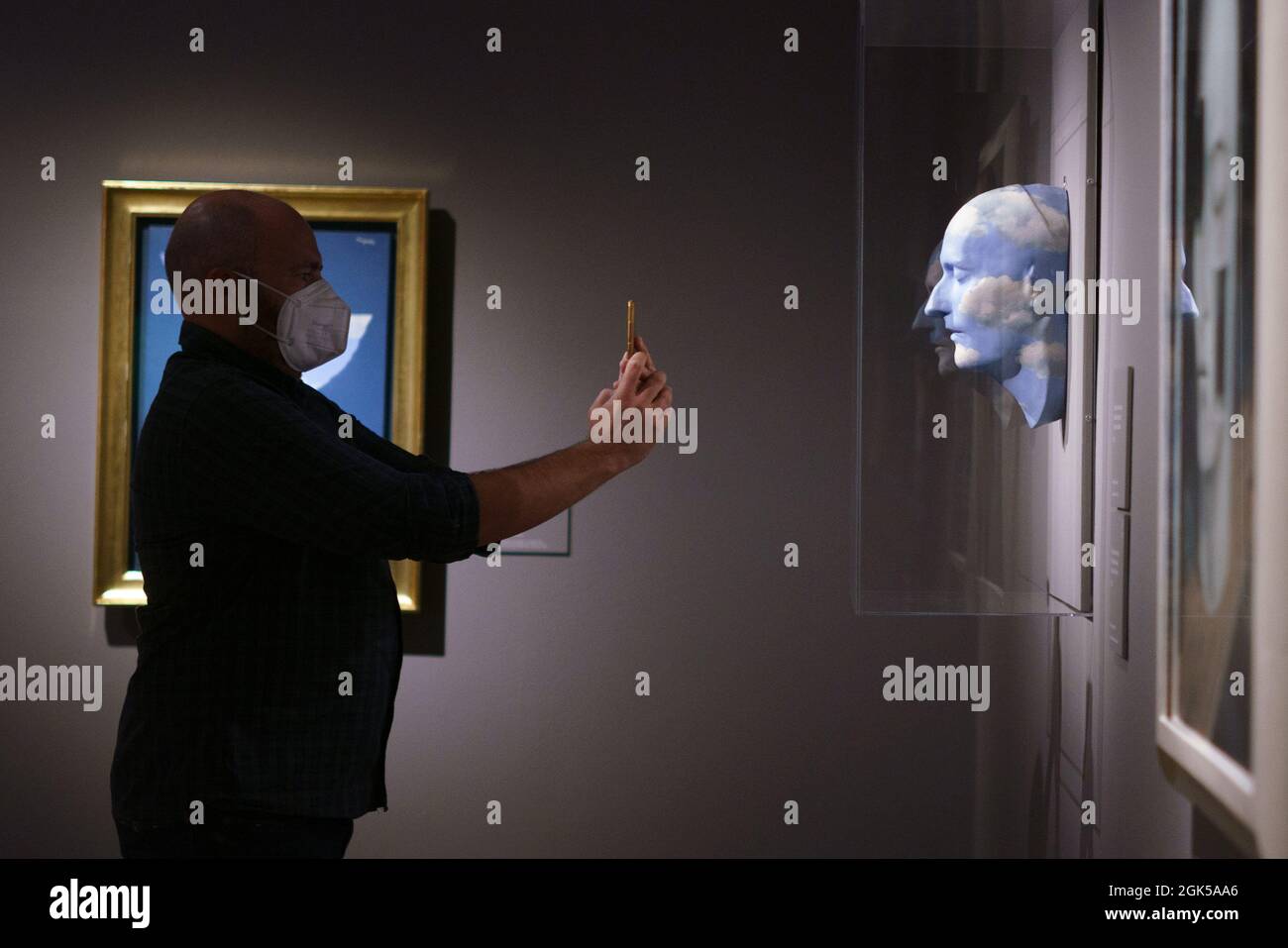 Madrid, Spanien. September 2021. Ein Besucher fotografiert die Werke der Ausstellung „The Magritte Machine“, der ersten Retrospektive in Madrid, die dem belgischen Künstler René Magritte gewidmet ist, einem der größten Vertreter des Surrealismus, die von morgen bis zum 30. Januar 2022 im Museo Nacional Thyssen-Bornemisza in Madrid besichtigt werden kann. Kredit: SOPA Images Limited/Alamy Live Nachrichten Stockfoto