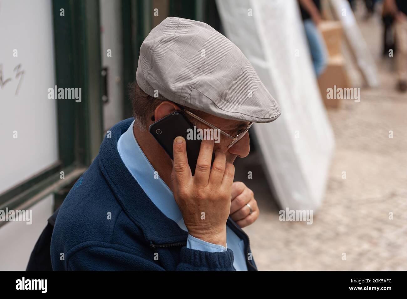 11.06.2018, Lissabon, Portugal, Europa - ein älterer Mann mit flacher Mütze  spricht in der portugiesischen Hauptstadt auf seinem Mobiltelefon  Stockfotografie - Alamy