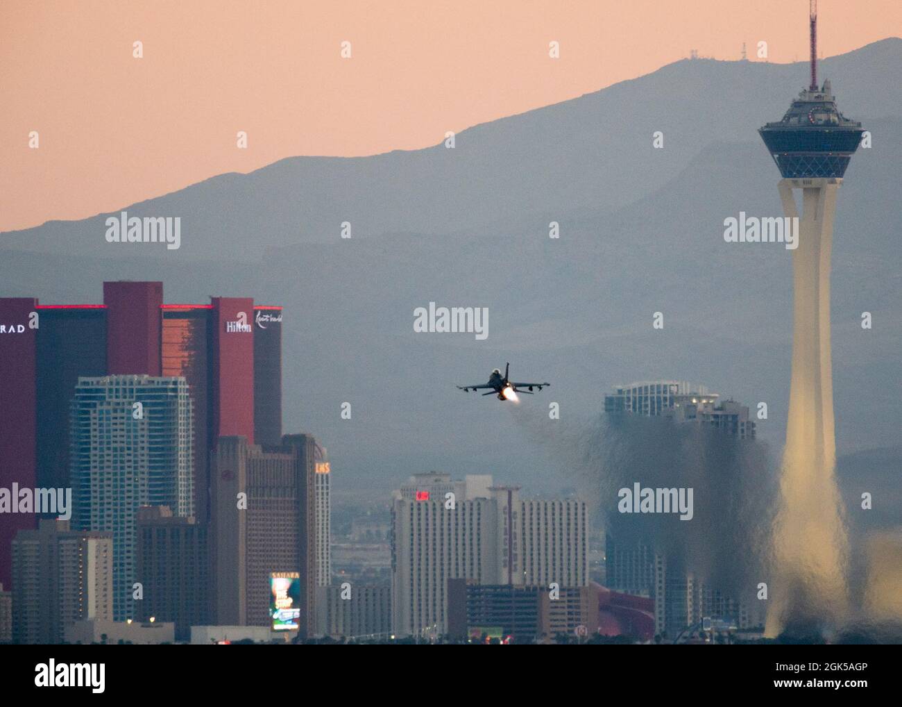 Eine F-16 Fighting Falcon hebt während der Red Flag 21-3 auf der Nellis Air Force Base, Nevada, am 5. August 2021 ab. Die F-16 Fighting Falcon ist ein kompaktes, vielrollenfähiges Kampfflugzeug, das sich sehr wendig bewegt und sich in Luft-Luft-Kämpfen und Luft-zu-Oberfläche-Angriffen bewährt hat. Stockfoto