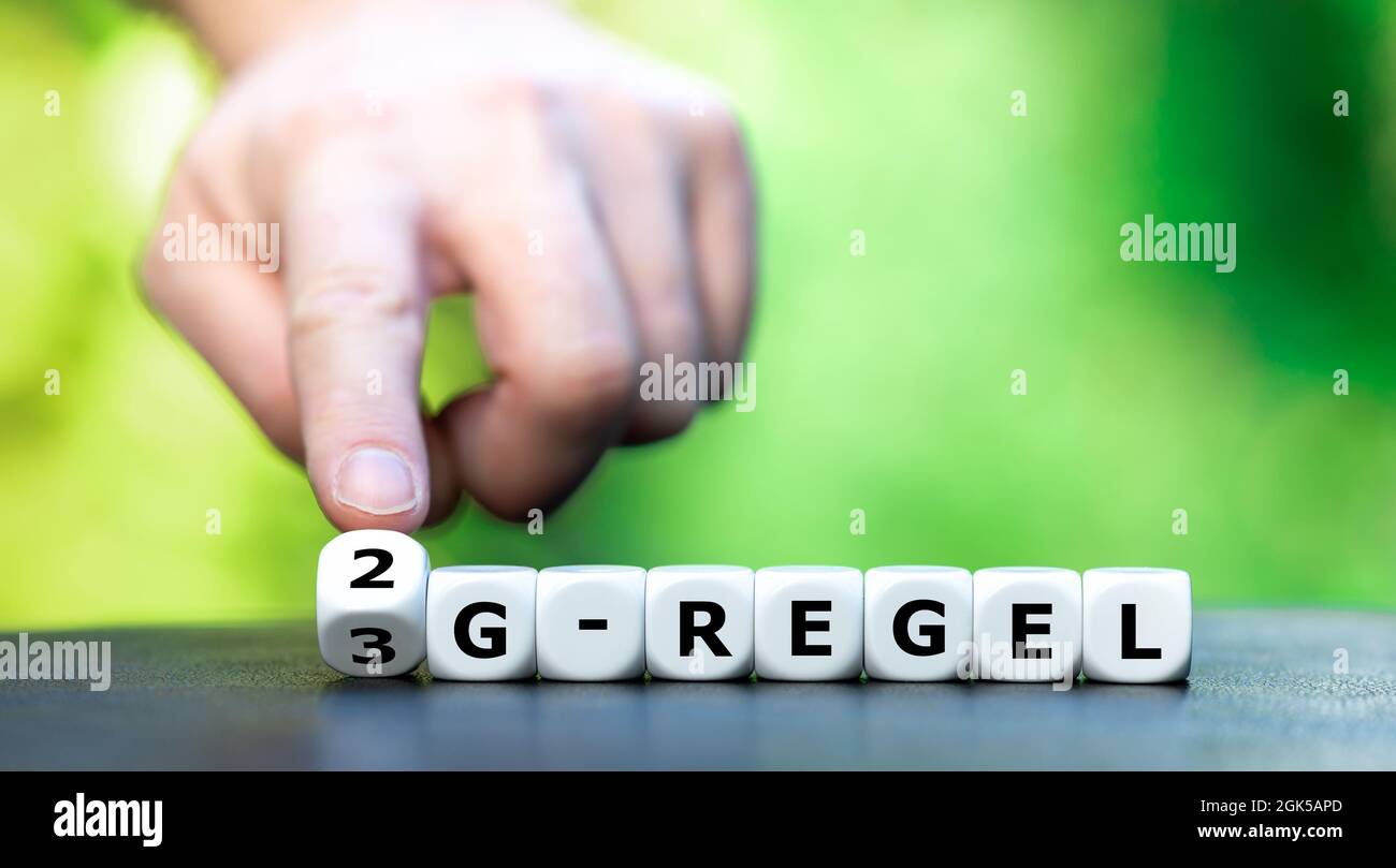 Symbol für die Verordnung, dass nur geimpfte und wiedergeborene Personen Zugang zu bestimmten Ereignissen haben. Hand dreht einen Würfel und ändert den Ausdruck ' Stockfoto