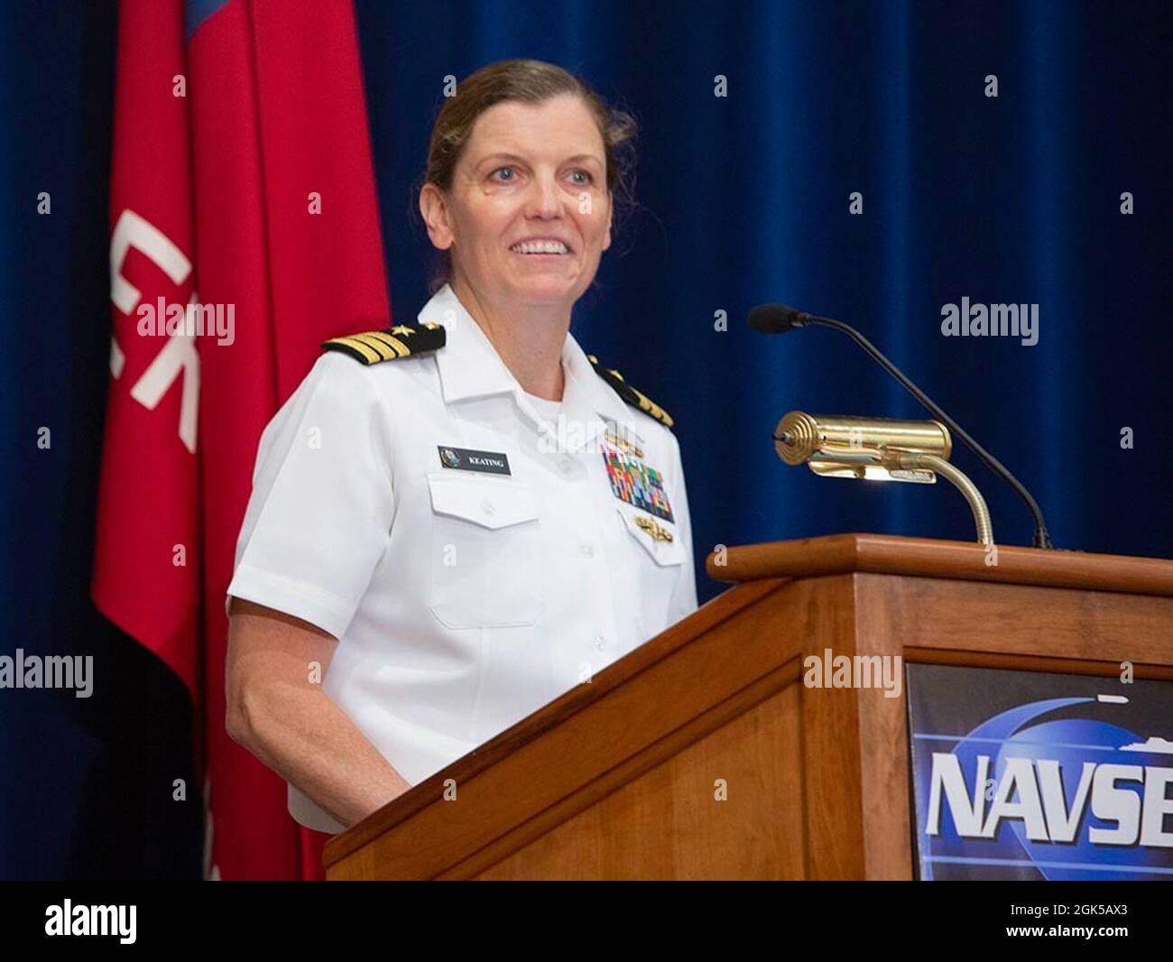 Bef. Cindy Keating, Leiter des Cyberspace Activities Portfolios bei der Navy Cyber Warfare Development Group, spricht am 5. August 2021 über Führung und offene Kommunikation mit Mitarbeitern der Naval Undersea Warfare Center Division Newport. Stockfoto
