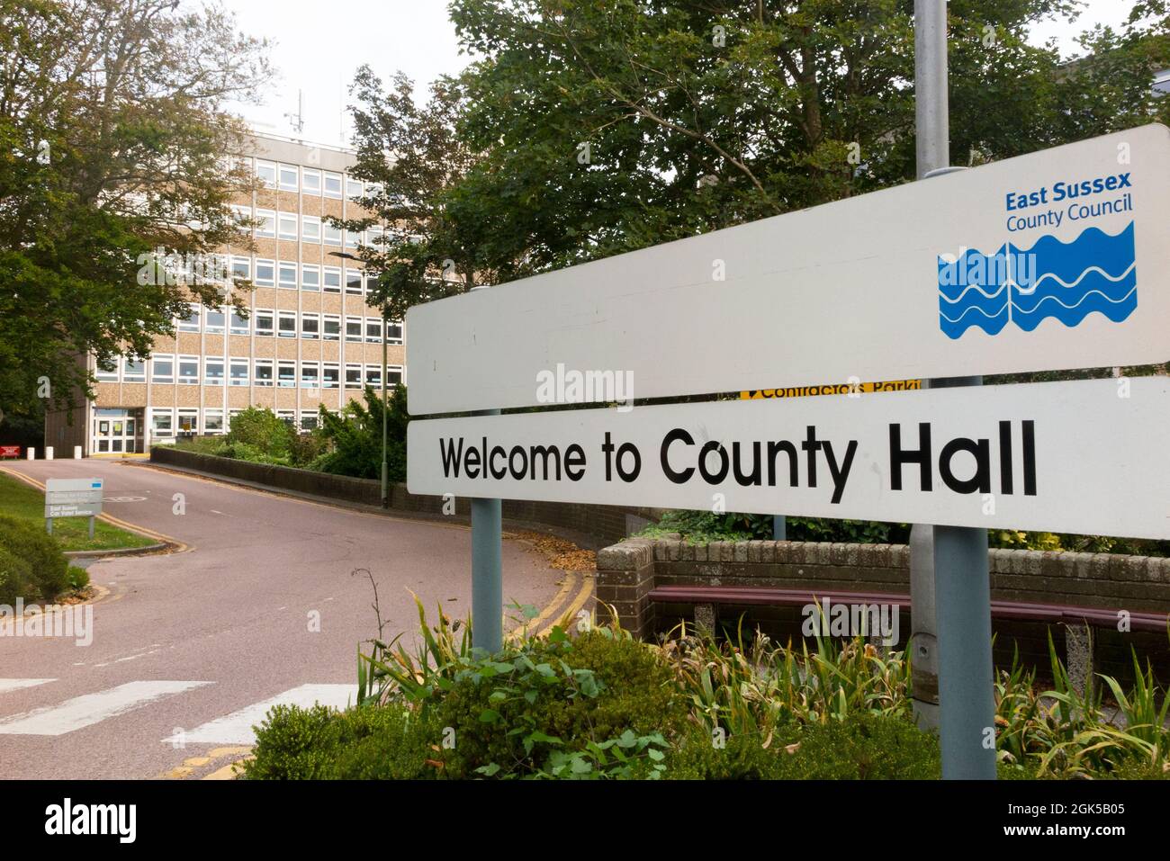 Die East Sussex County Hall ist ein modernes Gebäude in St. Anne's Crescent, Lewes, East Sussex. Es ist der Hauptsitz des Bezirks East Sussex. (127) Stockfoto