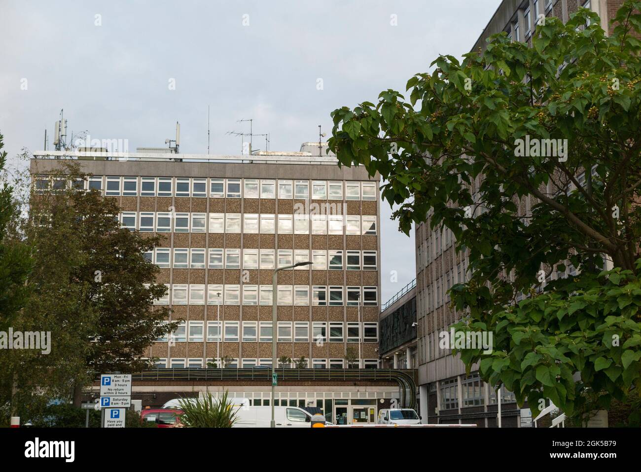 Die East Sussex County Hall ist ein modernes Gebäude in St. Anne's Crescent, Lewes, East Sussex. Es ist der Hauptsitz des Bezirks East Sussex. (127) Stockfoto