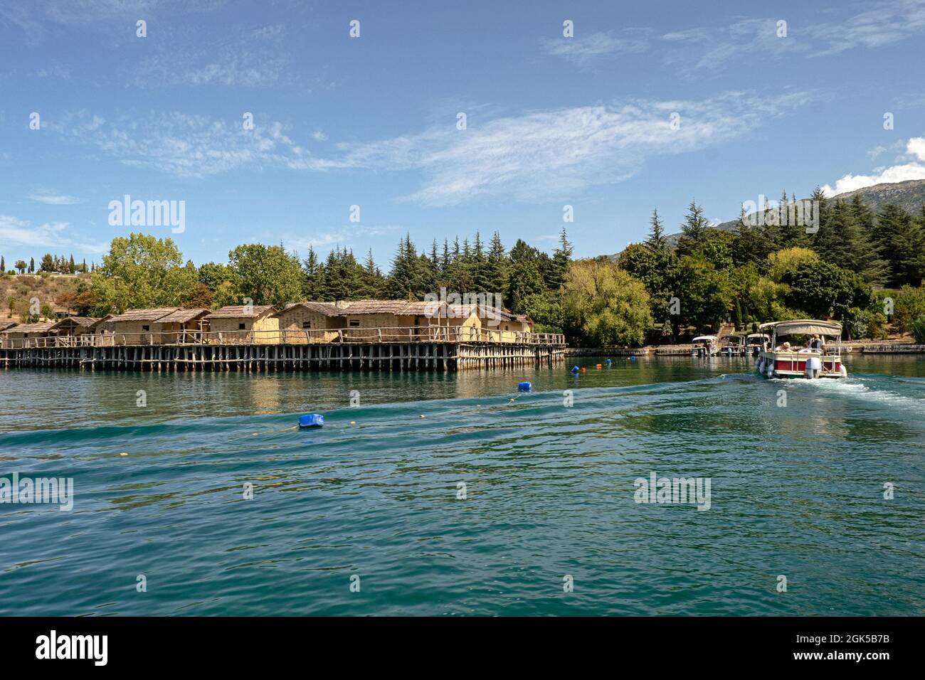 Boot mit Touristen segeln zum Museum auf dem Wasser auf dem Ohridsee Stockfoto