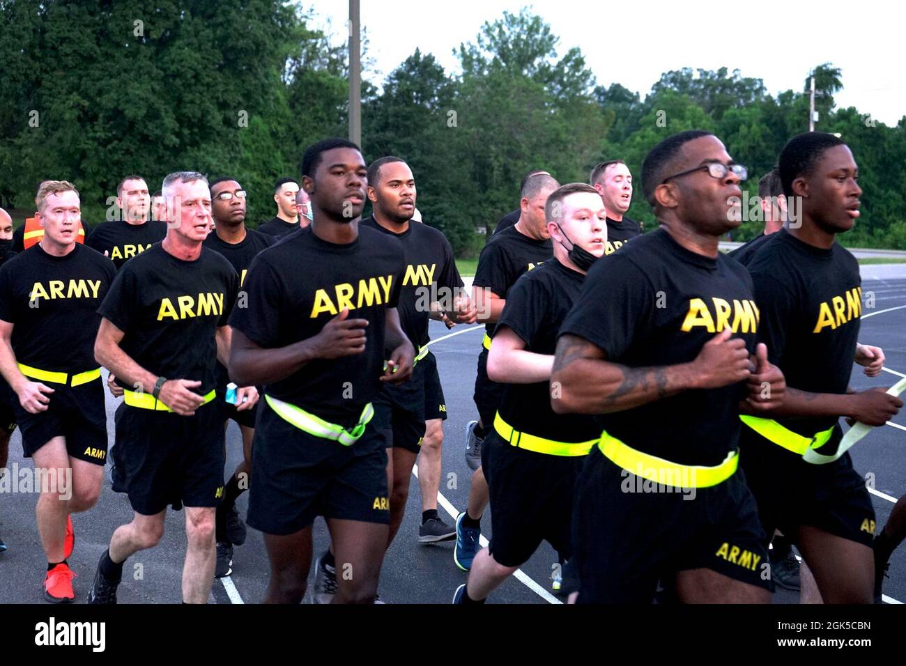 Soldaten des 1. Theater Sustainment Command nehmen am 6. August 2021 an einem 1. TSC-Lauf in Fort Knox, Kentucky, Teil. Der 1. TSC hielt den Lauf, um Esprit de Corps aufzubauen und die physische Bereitschaft der Einheit zu maximieren. Stockfoto