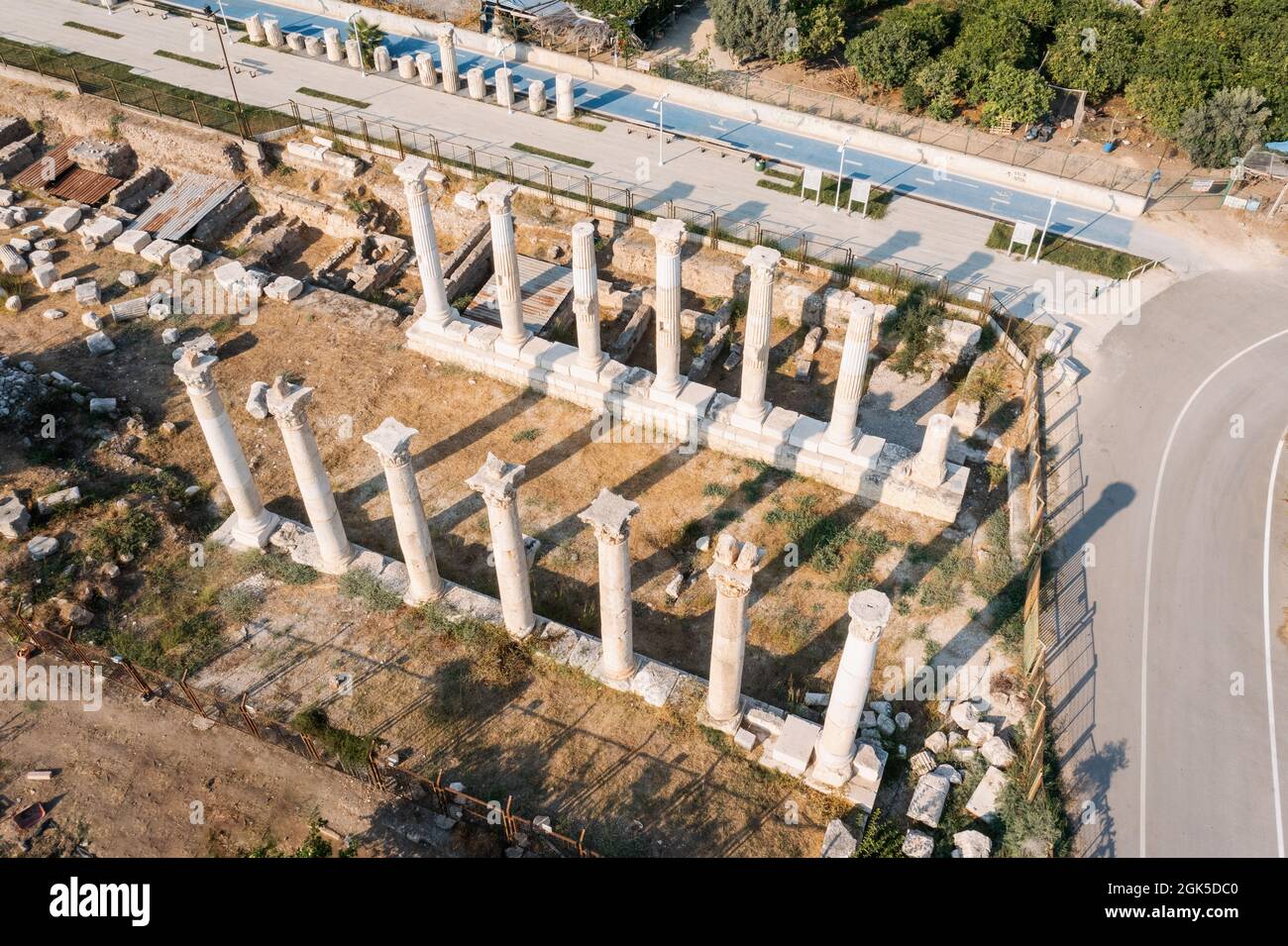Luftaufnahme von Tempelsäulen und antiken Ruinen. Soli Pompeipolis ist eine antike Stadt in Mersin, Türkei. Hochwertige Fotos Stockfoto