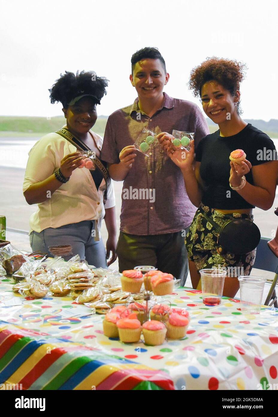 Mitglieder der Misawa Gay/Straight Alliance präsentieren ihre Desserts an ihrem Stand während der Kulturtagsmesse auf dem Luftwaffenstützpunkt Misawa, Japan, am 6. August 2021. Ziel der GSA ist es, ein positives Umfeld für LGBTQ+ Mitglieder und Verbündete zu schaffen, in dem sie ihre Individualität ausdrücken und sich positiv anerkannt fühlen können. Stockfoto