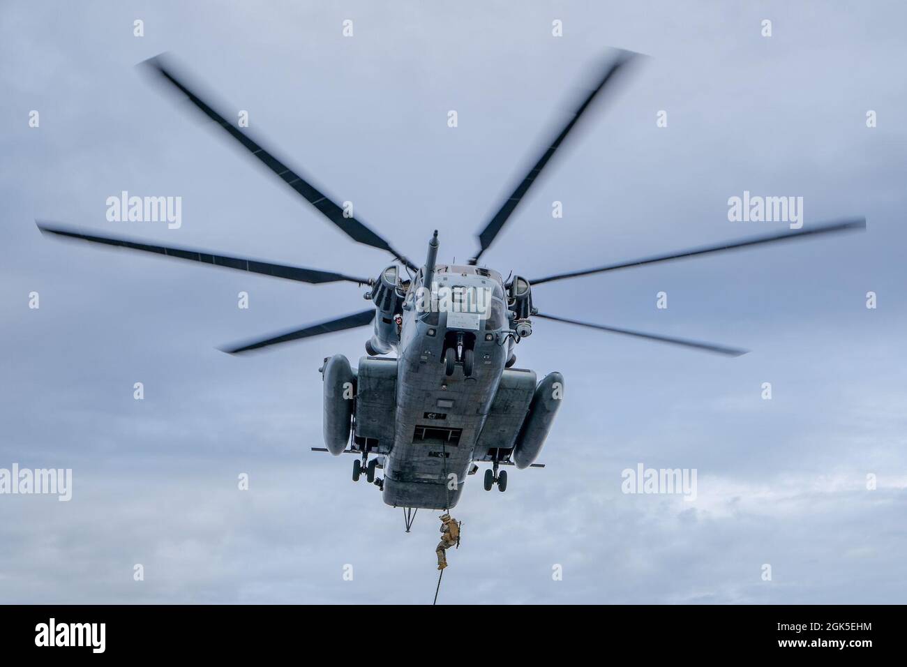 U.S. Marines mit Bataillon Landing Team 3/5, 31. Marine Expeditionary Unit (MEU), Schnellboot an Bord des amphibischen Sturmschiffs USS America (LHA 6) in der Salomonsee, 6. August 2021. Marineinfanteristen trainieren zum Schnellseil, falls sie rechtzeitig von einem Flugzeug abfliegen müssen oder auf unebenem Gelände landen können. Die 31. MEU ist an Bord von Schiffen der America Expeditionary Strike Group im 7. Einsatzgebiet der Flotte tätig, um die Interoperabilität mit Verbündeten und Partnern zu verbessern und als einsatzbereite Einsatztruppe für Frieden und Stabilität in der Indo-Pazifik-Region zu dienen. Stockfoto