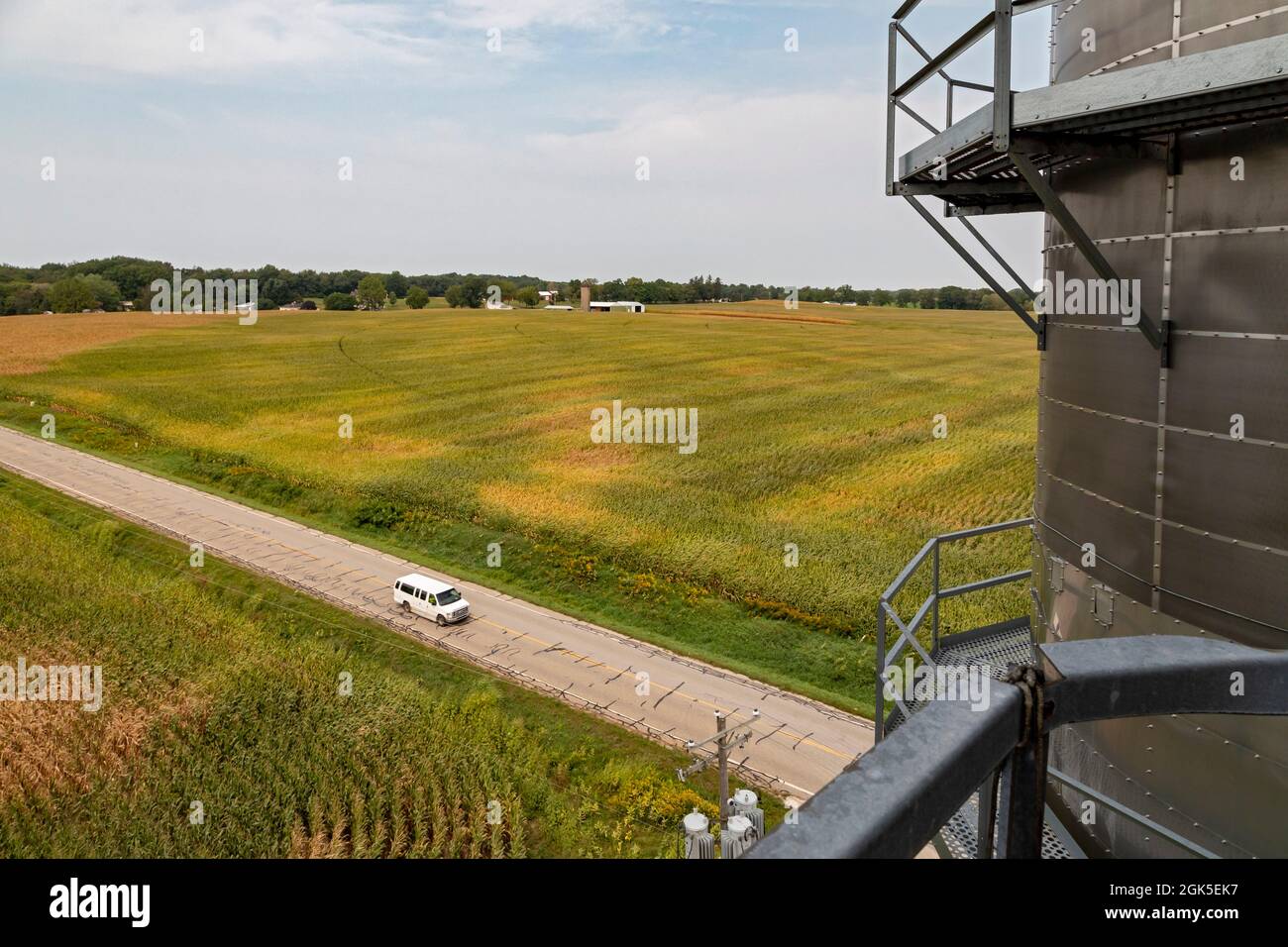 Martin, Michigan - Ein Getreidelagersilo steht über Maisfeldern im Westen von Michigan. Stockfoto
