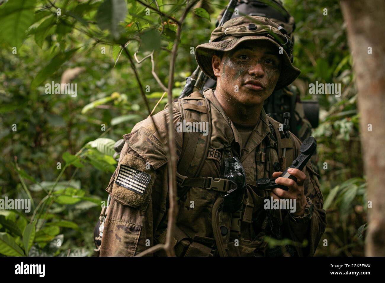 Ein Soldat der US-Armee mit 1. Bataillon, 21. Infanterie-Regiment, bereitet sich auf den Einsatz eines Radios während einer gemeinsamen Feldtrainingsübung mit Tentara Nasional Indonesia (indonesische Streitkräfte) am 7. August 2021 im Baturaja Trainingsgebiet vor. Garuda Shield 21 ist eine zweiwöchige gemeinsame Übung zwischen der US-Armee und Tentara Nasional Indonesia (TNI-AD Indonesia Armed Forces). Der Zweck dieser gemeinsamen Übung ist es, die Dschungelkriegfähigkeit sowohl der US-Armee als auch der indonesischen Armee zu verbessern und zu bereichern. Stockfoto