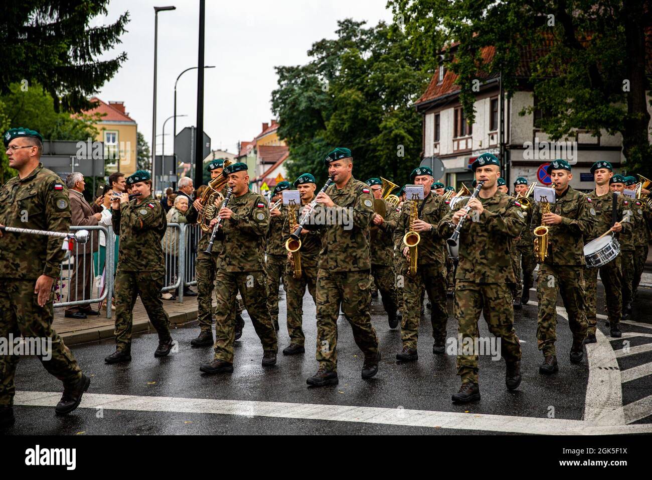 Soldaten der Polnischen Landstreitkräfte der 15. Mechanisierten Brigade marschieren während einer Parade in Orzysz, Polen, am 8. August 2021. Kampfgruppe Polen Soldaten marschierten mit der polnischen 15. Mechanisierten Brigade, um den Tag der polnischen Streitkräfte zu feiern und zu ehren, der am 15. August stattfindet. Stockfoto