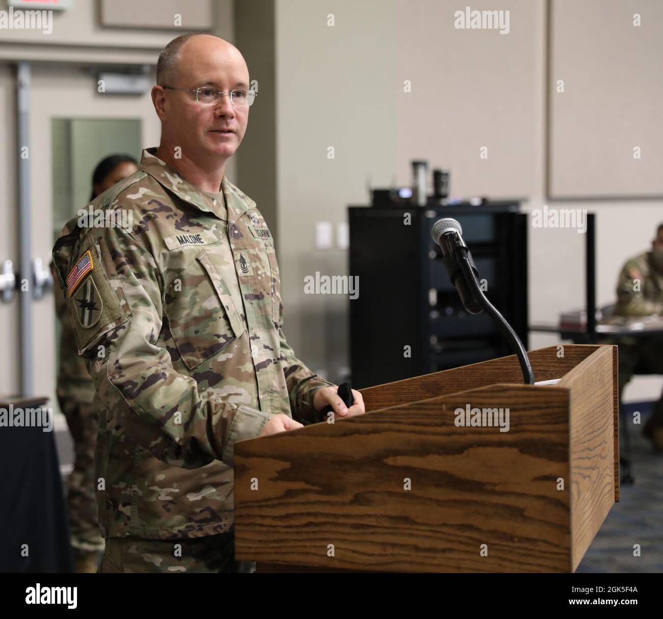 Der erste Sergeant der US-Armee, John Malone, der ankommende erste Sergeant der 124. Mobile Public Affairs Detachment, 78. Truppenkommando der Georgia Army National Guard, spricht am 7. August 2021 bei einer Zeremonie zur Änderung der Verantwortung im Clay National Guard Center, Marietta, Georgia, an die Formation und die Gäste. Malone übernahm die Verantwortung als hochrangiger, nicht beauftragter Offizier und Berater des Kommandanten der Einheit. Stockfoto