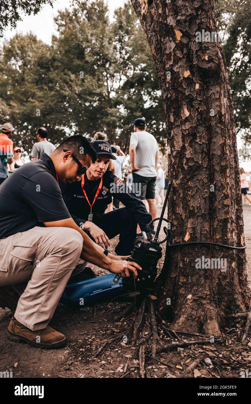 Sgt. Christopher Barriere, ein Mitglied des 45. Zivilen Unterstützungsteams, und Michael Lawrence, ein Mitglied der Sondereinsatzeinheit der Feuerwehr Nashville, haben Luftüberwachungssysteme rund um den Grand Prix von Music City im August 7 in Nashville eingerichtet. Diese Luftsensoren überwachen Strahlung, Chemikalien, Kohlenmonoxid und Sprengstoffe in Gebieten mit starkem Fußverkehr während des Ereignisses. Stockfoto