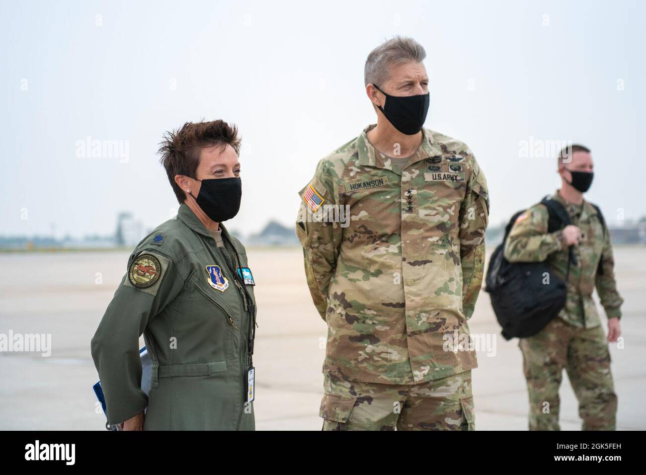 US Air Force LT. Col. Sarah Micklo erklärt Army General Daniel Hokanson, Chef, National Guard Bureau, am Wyoming Air National Guard Base, Cheyenne, Wyoming, 7. August 2021, den aktuellen Colt Run des 153rd Airlift Wings. Hokanson beobachtete Airmen, die an der Übung über das Bohrwochenende teilnahmen, bei dem chemische Angriffe simuliert wurden. Stockfoto