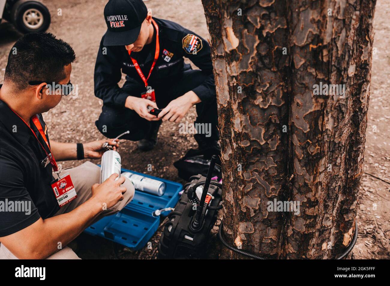 Sgt. Christopher Barriere, ein Mitglied des 45. Zivilen Unterstützungsteams, und Michael Lawrence, ein Mitglied der Sondereinsatzeinheit der Feuerwehr Nashville, haben Luftüberwachungssysteme rund um den Grand Prix von Music City im August 7 in Nashville eingerichtet. Diese Luftsensoren überwachen Strahlung, Chemikalien, Kohlenmonoxid und Sprengstoffe in Gebieten mit starkem Fußverkehr während des Ereignisses. Stockfoto