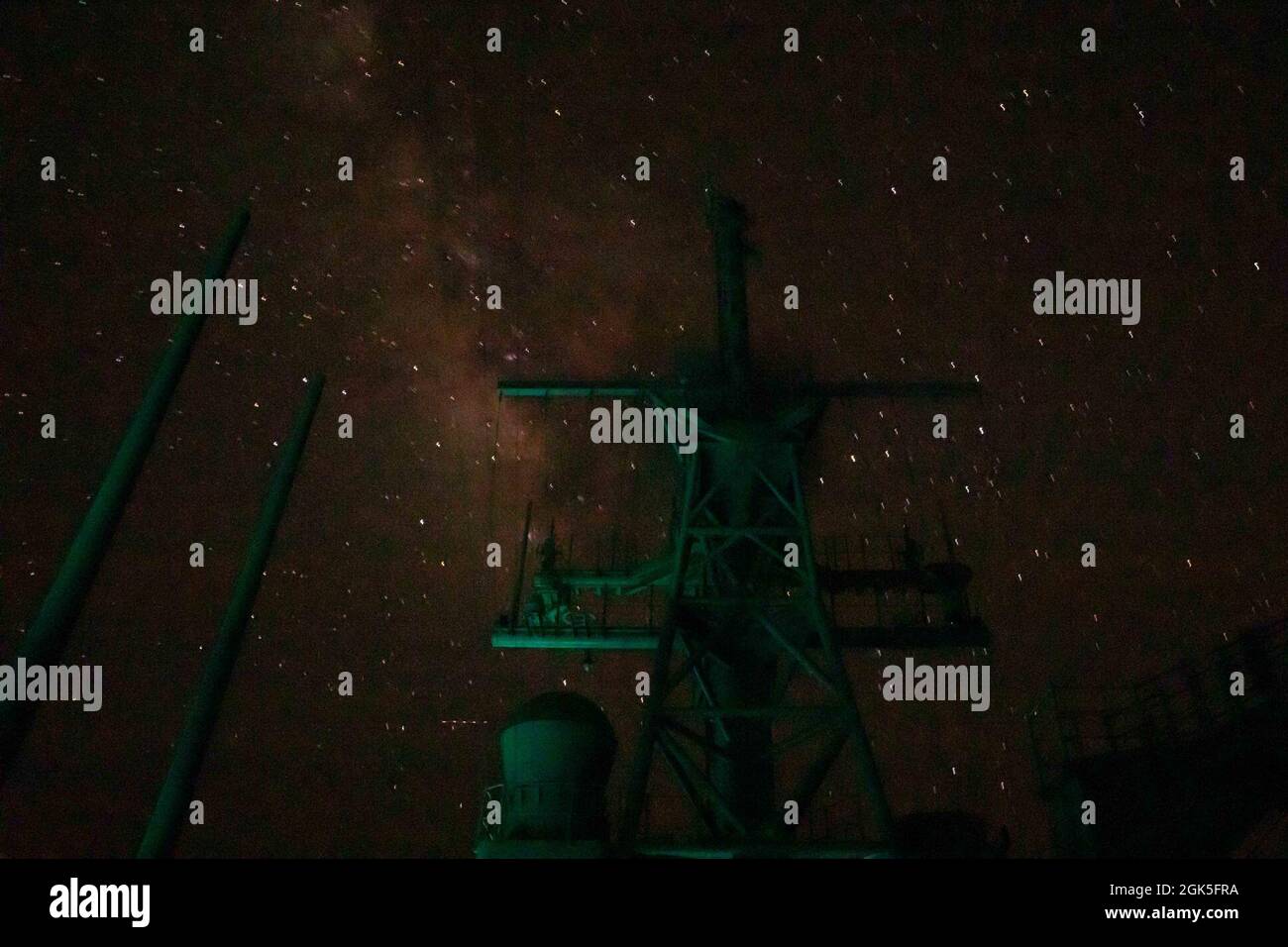 210787-N-OJ308-3017 GOLF VON OMAN (AUG 7, 2021) das amphibische Sturmschiff USS Iwo Jima (LHD 7) der Wasp-Klasse durchschifft den Golf von Oman unter dem Nachthimmel, 7. August. Iwo Jima wird im Einsatzgebiet der 5. US-Flotte eingesetzt, um Marinestützpunkte zu unterstützen, um die maritime Stabilität und Sicherheit in der Zentralregion zu gewährleisten und das Mittelmeer und den Pazifik durch den westlichen Indischen Ozean und drei strategische Engpässe zu verbinden. Stockfoto