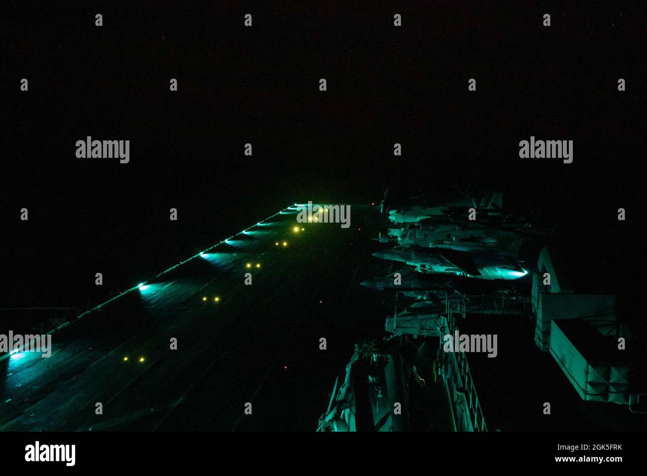 210787-N-OJ308-3029 GOLF VON OMAN (AUG 7, 2021) das amphibische Sturmschiff USS Iwo Jima (LHD 7) der Wasp-Klasse durchschifft den Golf von Oman unter dem Nachthimmel, 7. August. Iwo Jima wird im Einsatzgebiet der 5. US-Flotte eingesetzt, um Marinestützpunkte zu unterstützen, um die maritime Stabilität und Sicherheit in der Zentralregion zu gewährleisten und das Mittelmeer und den Pazifik durch den westlichen Indischen Ozean und drei strategische Engpässe zu verbinden. Stockfoto