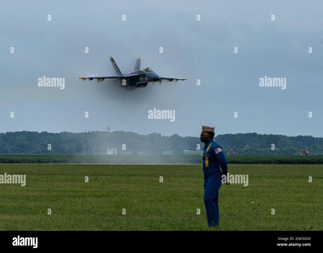 US Navy Commander Ben Walborn, Blue Angels Lead Solo, führt einen Sneak Pass für die Menge auf der Thunder Over Michigan Air Show 2021, 7. August 2021, Willow Run Airport, mich. Die Air Show zeigte auch die US Air Force Thunderbirds, das F-35A Lightning II Demonstration Team, Und dem A-10-Demonstrationsteam. Stockfoto