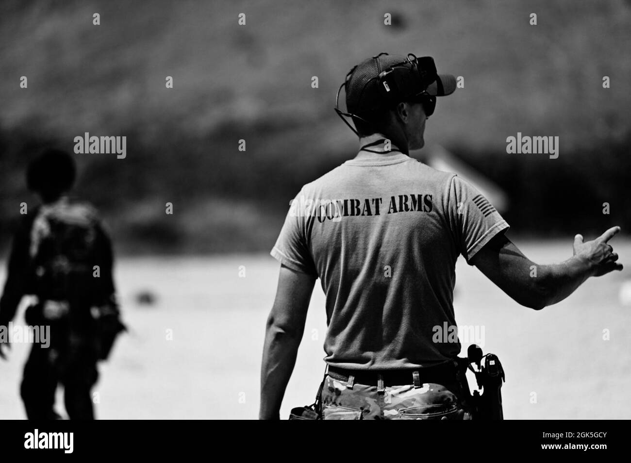 US Air Force Staff Sgt. Preston Petersen, ein Kampfausbilder der 126. Sicherheitskräfte, zeigt auf Mitarbeiter einer Schusslinie in Camp San Luis Obispo, Kalifornien, 7. August 2021. Petersen bietet während der Trainingstage Schulungen zum Waffenbetrieb und zur Wartung an. Stockfoto