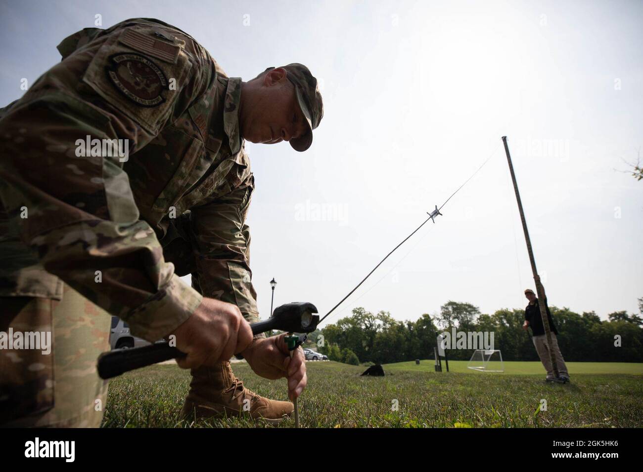 210808-N-OE749-0023 NASHVILLE, Tennessee (Aug 8, 2021) Air Force Master Sgt. Joshua Buford und Dave Eure, die beide dem Kommunikationsdirektorat der Joint Task Force Civil Support zugeordnet sind, haben im Rahmen der Übung Vibrant Response 21.2 eine Hochfrequenzantenne für eine Kommunikationsprüfung eingerichtet. Die Übung ermöglicht es JTF-CS, einzigartige Fähigkeiten zu stärken, einschließlich der Fähigkeit, kurzfristig in kargen Umgebungen einzusetzen, die in anderen Bundesbehörden oder im privaten Sektor nicht ohne weiteres verfügbar sind, so dass sie die richtigen Menschen und Ressourcen für lebensrettende und lebenserhaltende Aktivitäten positionieren können Stockfoto