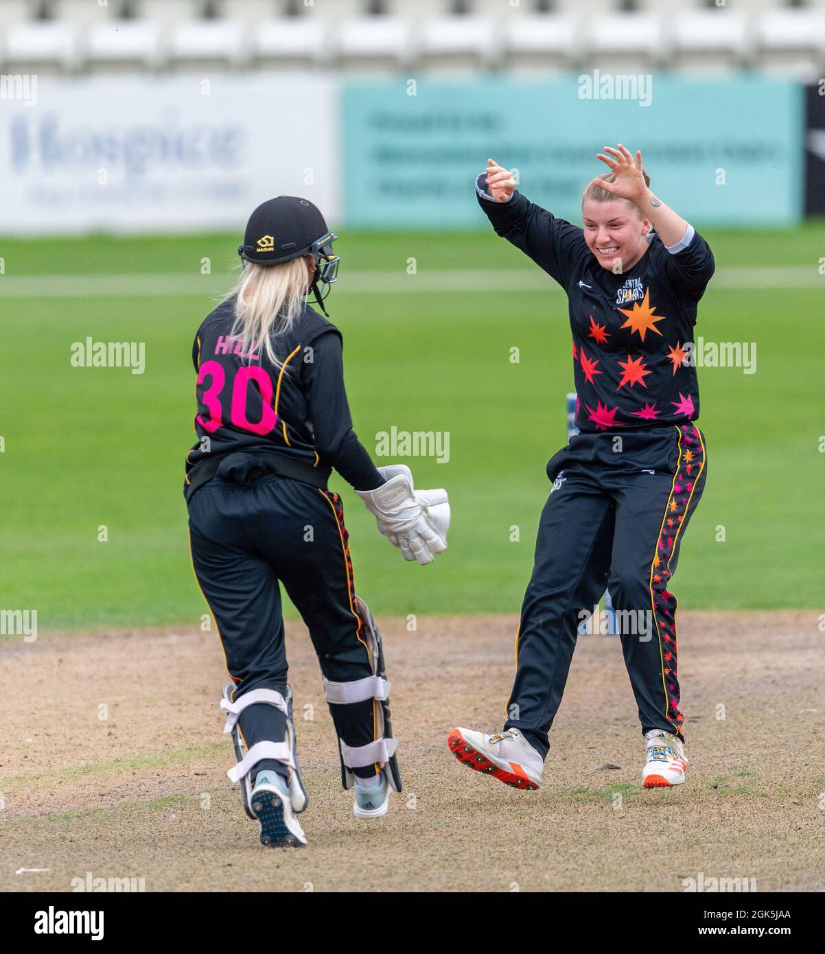 Ria Fackrell von Central Sparks feiert in einem Rachael Heyhoe Flint Trophy-Spiel gegen South East Stars ein Wicket mit Keeper Chloe Hill Stockfoto