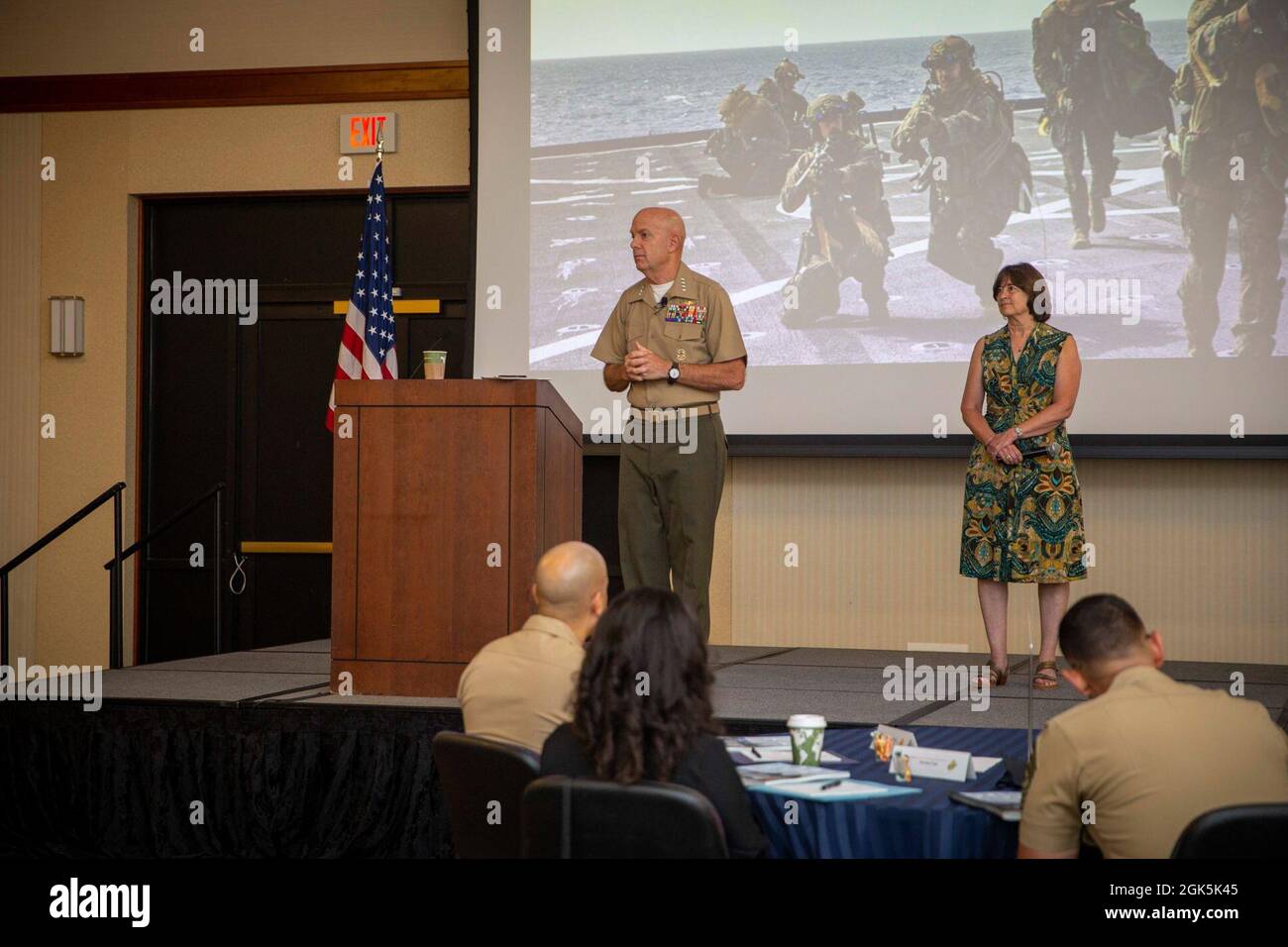 Der 38. Kommandant des Marine Corps, General David H. Berger, und seine Gattin, Frau Donna Berger, halten Eröffnungsansprache beim 2021. Sergeant Major des Marine Corps Symposium, das am 9. August 2021 im National Conference Center, Leesburg, VA, stattfand. Das Symposium bringt hochrangige Führungskräfte zusammen, zu denen auch die Master Chefs der Marine gehören, die mit dem Marine Corps zusammenarbeiten. Die Veranstaltung bietet eine strategische Ausbildung über den aktuellen Stand der Programme im Marine Corps, die Zukunft dieser Programme. Stockfoto