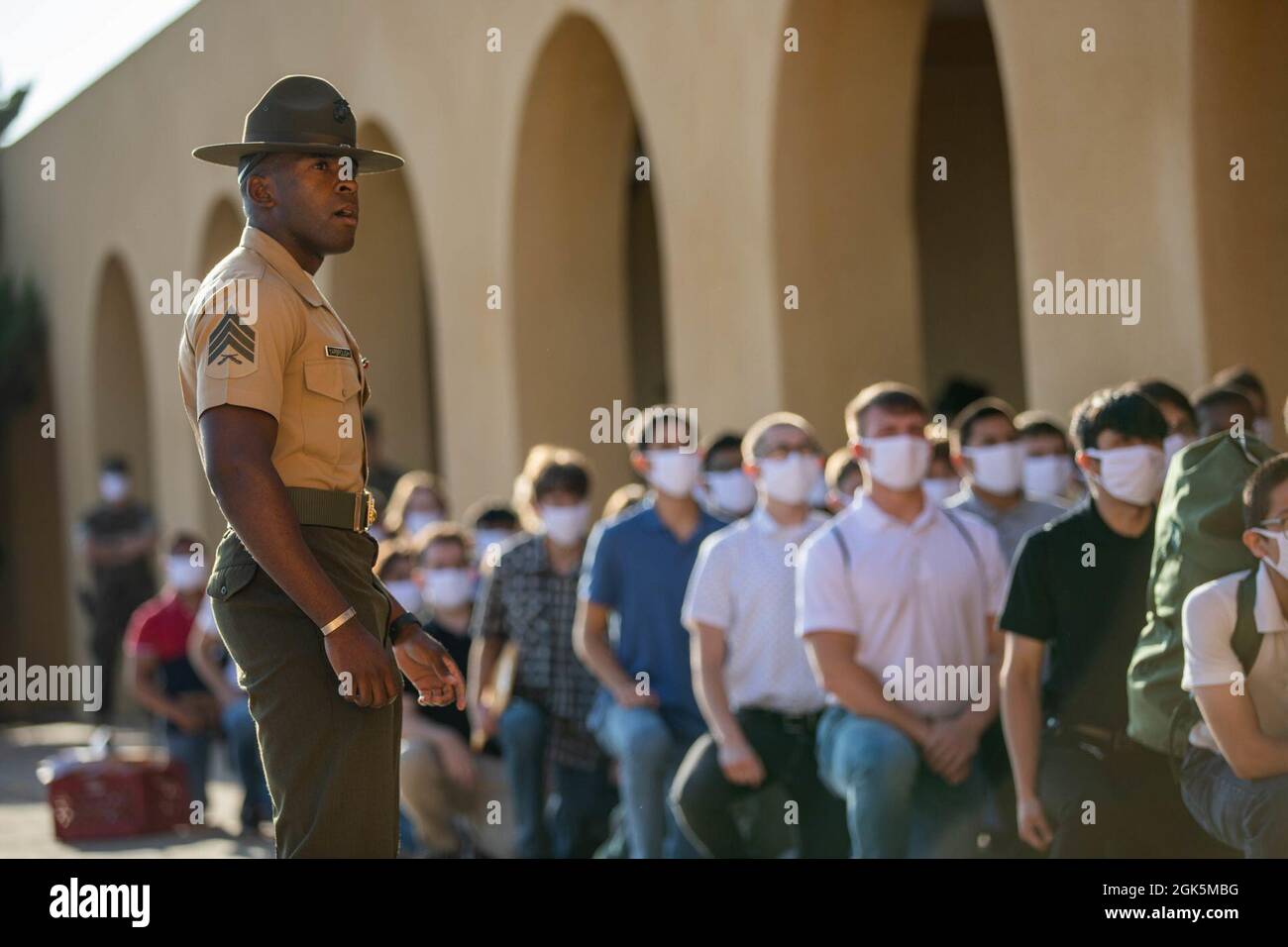 Ein Bohrausbilder bei Receiving Company, Support Bataillon, übergibt während des Empfangs am Marine Corps Recruit Depot, San Diego, 9. August 2021, einen Brief an die neuen Mitarbeiter von Fox Company, 2. Recruit Training Bataillon. In den ersten vier Tagen nach der Aufnahme werden die Rekruten auf die Artikel des Uniformierten Militärjustizkodex aufmerksam gemacht, unter die sie jetzt fallen. Stockfoto