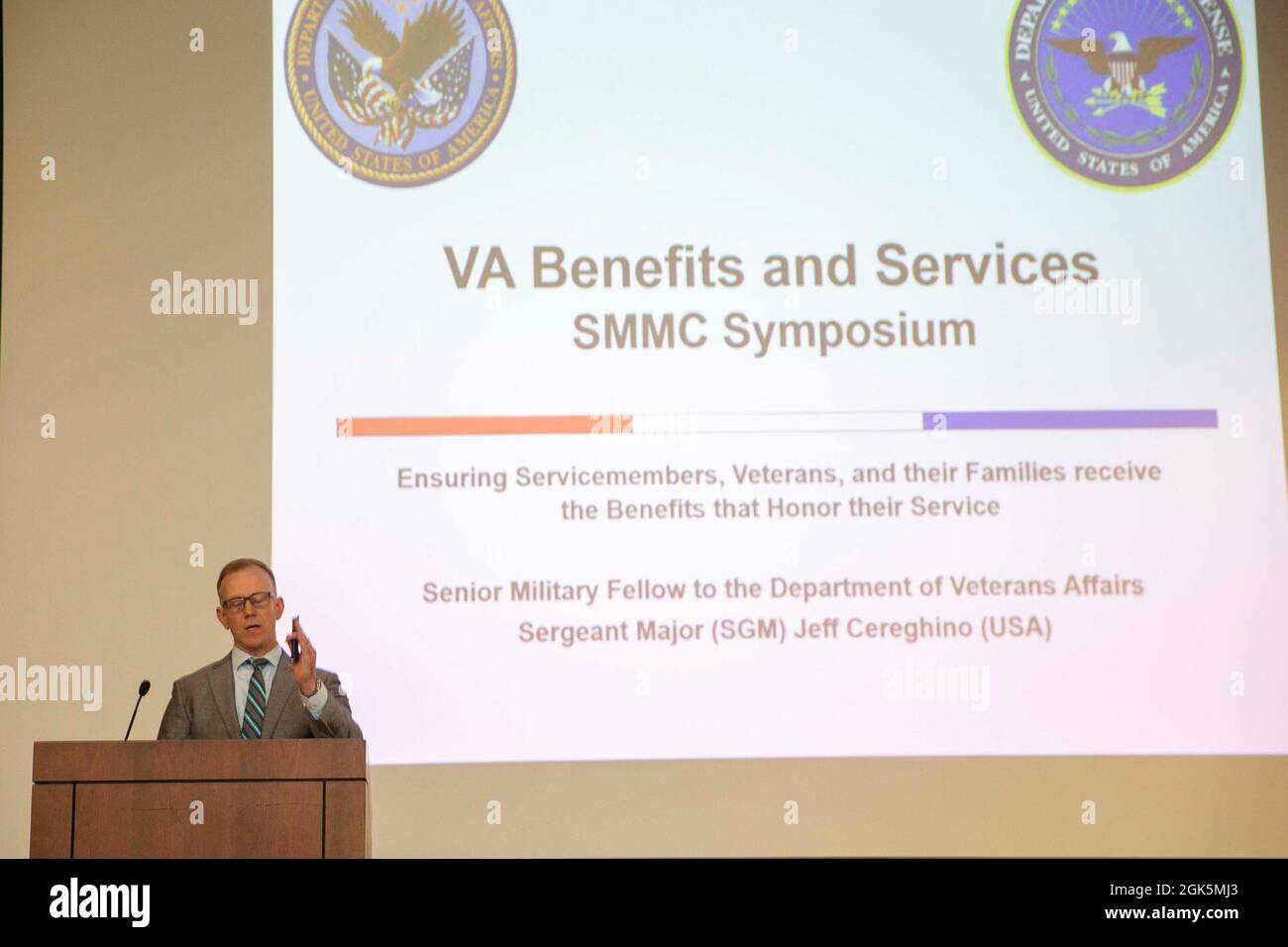 US Army Sgt. Maj. Jeffrey Cereghino, Senior Fellow der Abteilung für Veteranenangelegenheiten (VA), diskutiert die Vorteile und Dienstleistungen von VA beim 2021 Sergeant Major des Marine Corps Symposium, das am 9. August 2021 im National Conference Center, Leesburg, VA, stattfand. Das Symposium bringt hochrangige Führungskräfte zusammen, zu denen auch die Master Chefs der Marine gehören, die mit dem Marine Corps zusammenarbeiten. Die Veranstaltung bietet eine strategische Ausbildung über den aktuellen Stand der Programme im Marine Corps, die Zukunft dieser Programme. Stockfoto