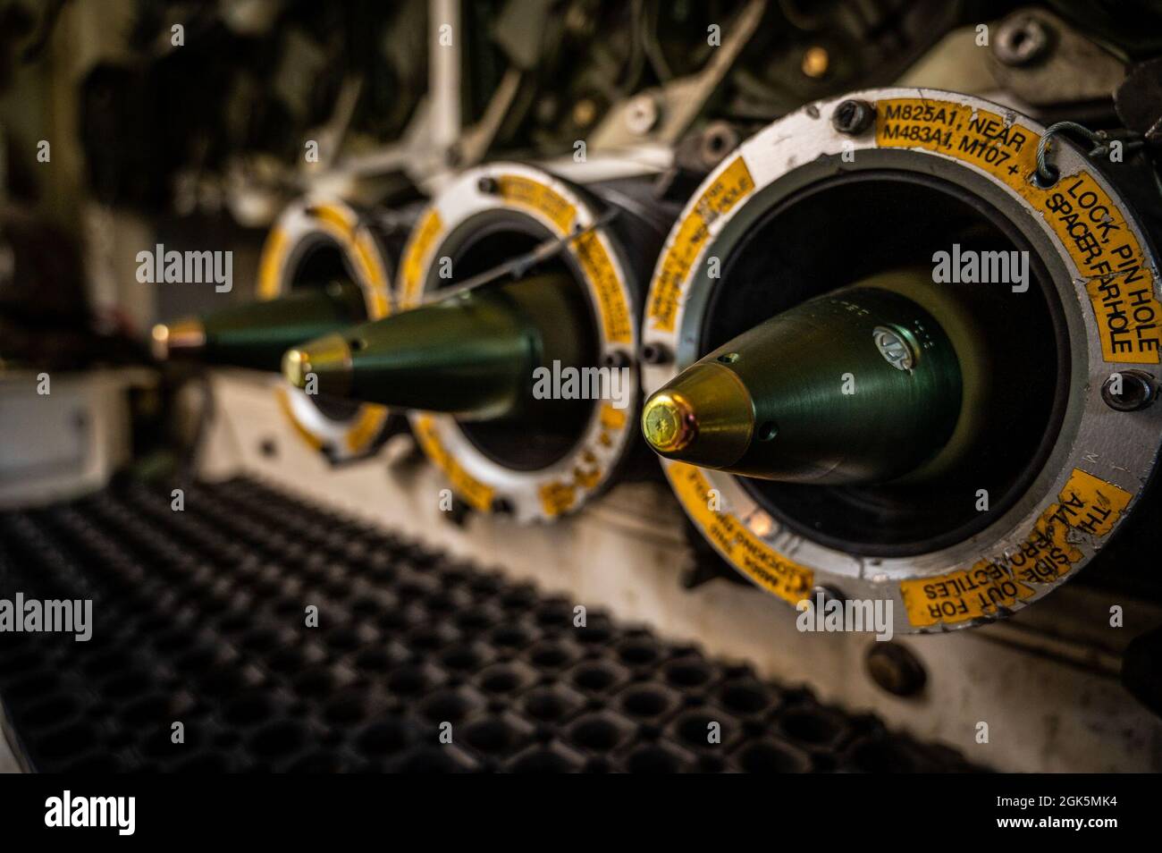 155-mm-Geschoss-Artilleriebeschläge werden in einem M109A6 Paladin-selbstfahrenden Howitzer ausgerüstet, der während des Northern Strike 21 im Camp Greyling Joint Maneuver Training Center, Greyling, Michigan, 9. August 2021 der Nationalgarde der West Virginia Army zugewiesen wurde. Northern Strike ist eine gemeinsame, mehrkomponentige, multinationale Übung, die darauf ausgerichtet ist, Bereitschaft zu schaffen und die Interoperabilität mit Koalitionstruppen zu verbessern, um zu kämpfen und zu gewinnen. Stockfoto