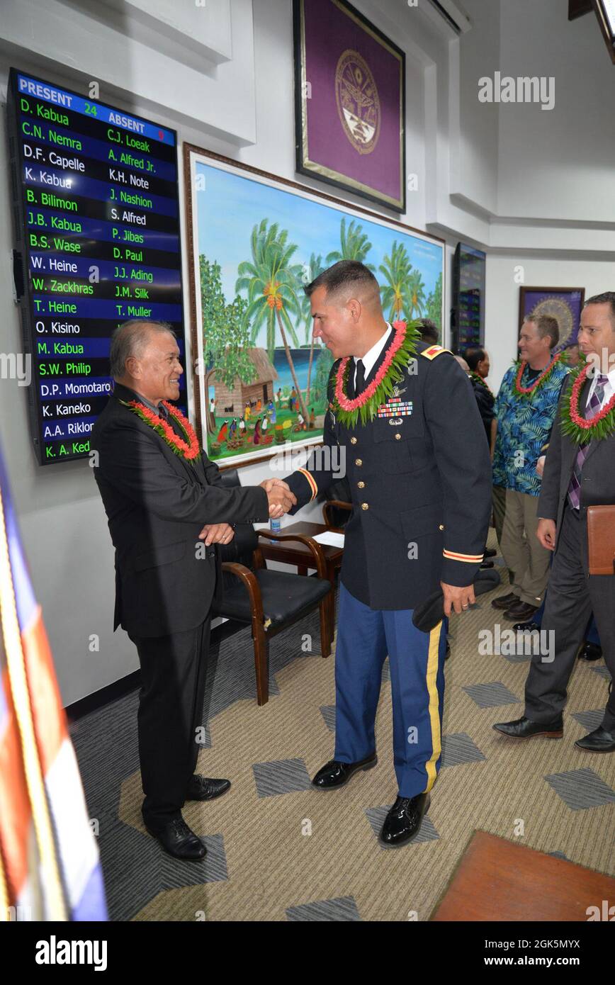 Präsident der Republik der Marshall-Inseln, David Kabua, links, begrüßt den Kommandanten des US-Militärs Garrison-Kwajalein Atoll, Oberst Thomas Pugsley, auf der Nitijela am Majuro am 9. August 2021. Stockfoto