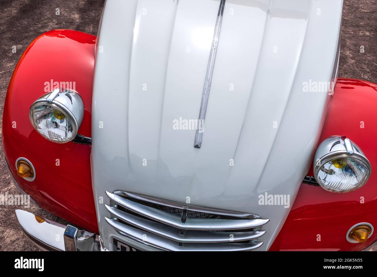 Classic-Fahrzeug auf einem Parkplatz geparkt. Frankreich-Bernay. Stockfoto