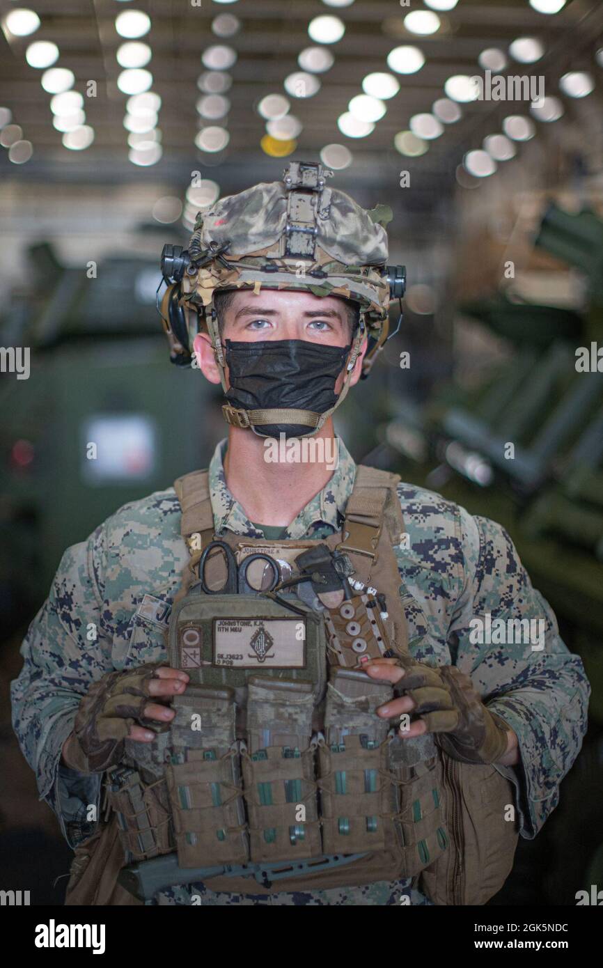 PAZIFIK (Aug 9, 2021) U.S. Marine Corps CPL. Kole Johnstone, ein Maschinengewehrschütze mit Light Armored Reconnaissance Company, Battalion Landing Team 1/1, 11th Marine Expeditionary Unit (MEU), posiert für ein Foto an Bord des Amphibientransportsdocks USS Portland (LPD 27), August 9. Marineinfanteristen und Matrosen der 11. MEU und der Essex Amphibious Ready Group (ARG) führen Routineoperationen in der 3. US-Flotte durch. Stockfoto