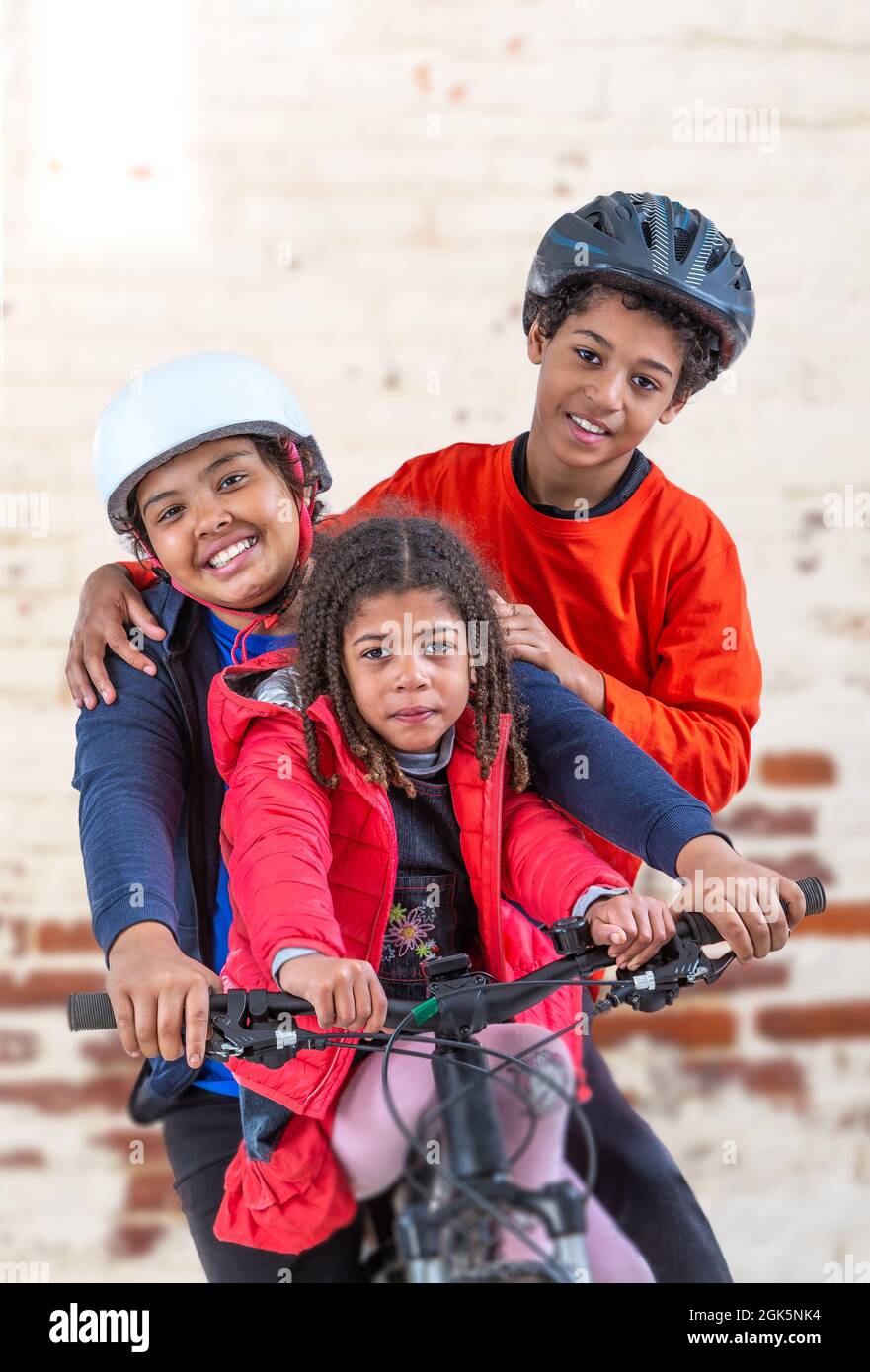 6 und 10 Jahre alte Mädchen auf dem Fahrrad. Stockfoto