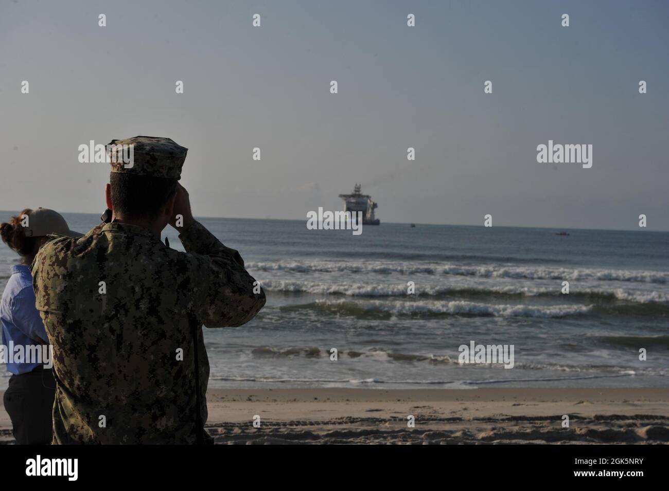 Lt. Bef. Austin Rasbach, DER Operations Officer DES TWENTY SECOND Naval Construction Regiment (22 NCR), überwacht den Fortschritt des Distributed Littoral Operations Fuel Transfer System (DLOFTS), indem er während einer Großübung (LSE) 2021 Treibstoff von einem an der Küste gelegenen Schiff durch eine Kraftstoffleitung zu einer Treibstoffblase am Strand bewegt. 22 NCR stellte Command and Control (C2) von zugewiesenen Naval Expeditionary Combat Forces (NECF), Marineingenieuren und anderen Marineingenieuren zur Verfügung, die während Joint Logistics over the Shore (JLOTS)-Missionen und in verschiedenen, multidisziplinären e-Missionen ein integriertes Naval-Task-Element beaufsichtigen Stockfoto