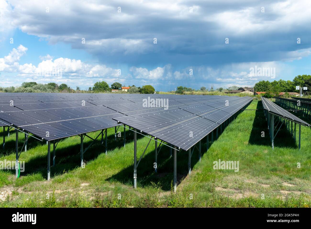 Solarzellen-Farm, Sonnenkollektoren Energiestation, ökologische und erneuerbare Elektrizität Hintergrund Stockfoto
