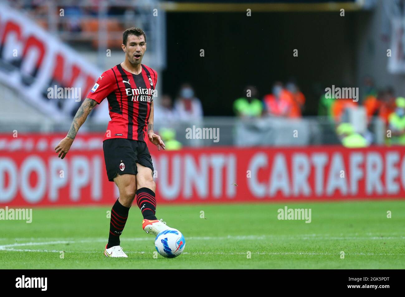 Mailand, Italien. 12. September 2021. Alessio Romagnoli vom AC Mailand steuert den Ball während des Serie-A-Spiels zwischen dem AC Mailand und der SS Lazio. Stockfoto