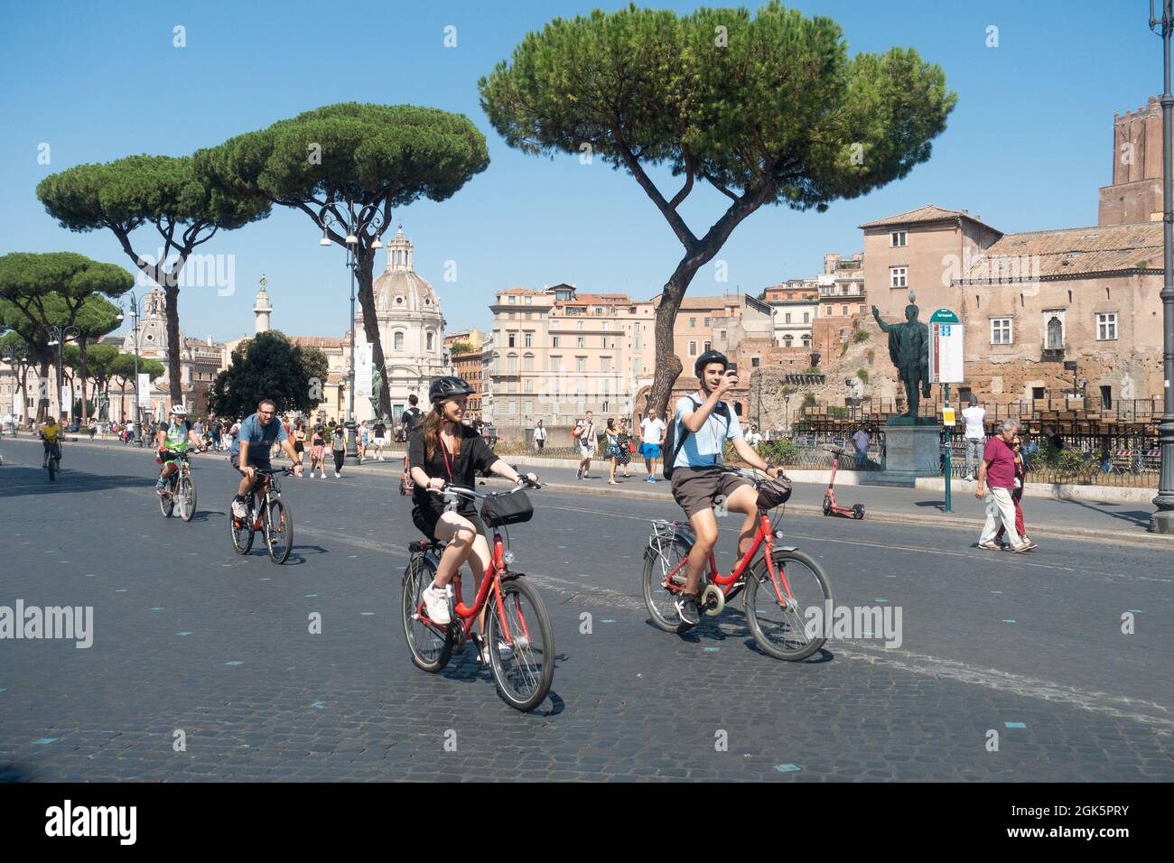 Rom, Italien - September 2021: Menschen radeln in der Via dei Fori Imperiali Stockfoto