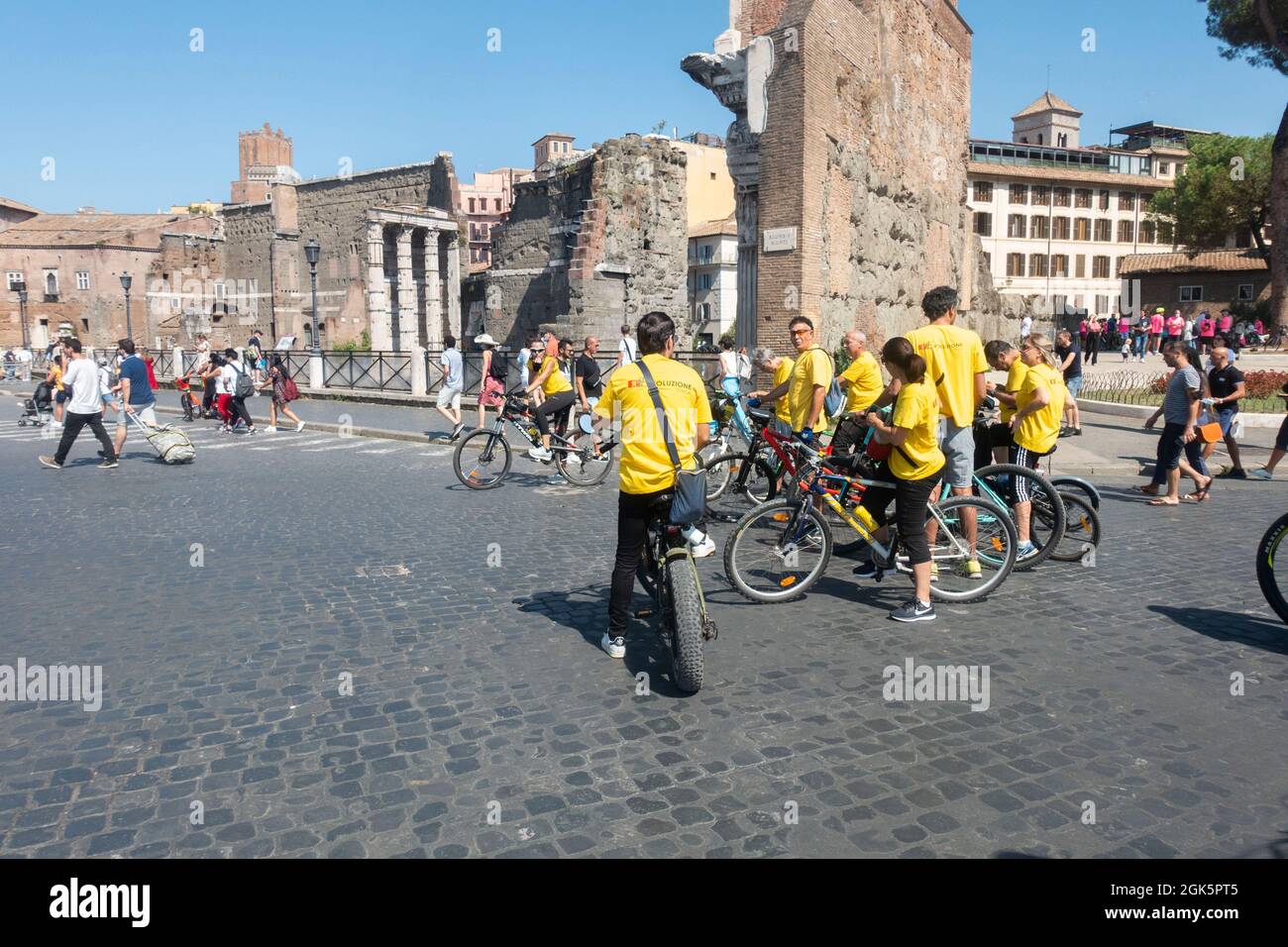 Rom, Italien - September 2021: Menschen radeln in der Via dei Fori Imperiali Stockfoto