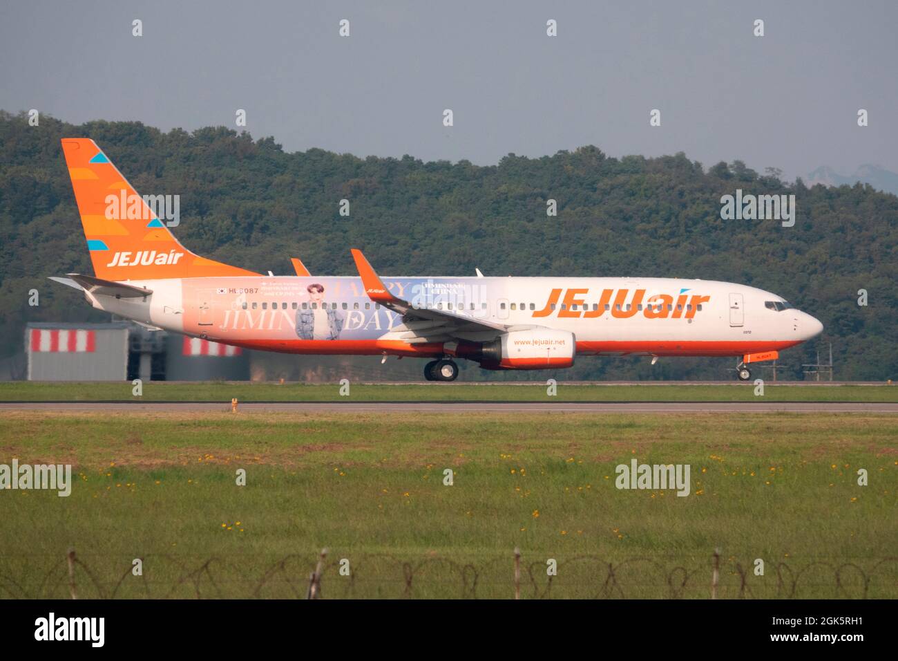 Seoul, Südkorea. 13. September 2021: Jeju Air-Flugzeug für den Geburtstag von BTS Jimin, 13. September 2021: Ein Jeju Air-Flugzeug mit einem Bild von Jimin, einem Mitglied der K-Pop-Boy-Gruppe BTS, Taxis entlang der Start- und Landebahn am internationalen Flughafen Gimpo in Seoul, Südkorea. Chinesische Fans für Jimin hatten Geld gesammelt, um das Jeju Air-Flugzeug zu personalisieren, um seinen Geburtstag vom 13. Oktober zu feiern. Die chinesische Social-Media-Plattform Weibo schlug für das BTS-Mitglied Jimin eine 60-tägige Suspendierung auf einem Fanclub-Konto ein. Weibo beschuldigte das Konto der illegalen Geldbeschaffung. Kredit: Aflo Co. Ltd./Alamy Live Nachrichten Stockfoto