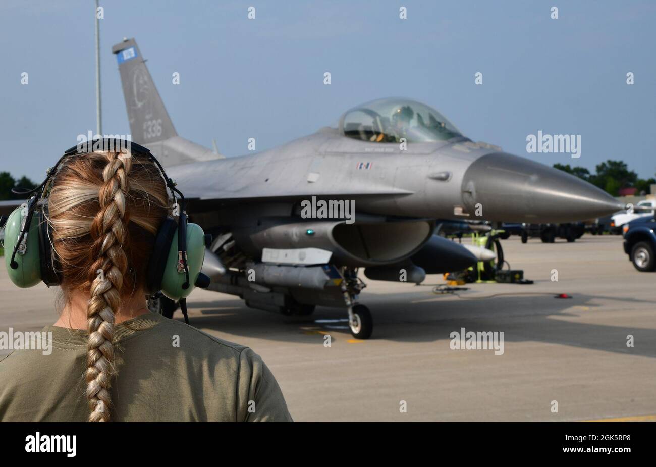 Ein Luftwaffe, der dem 148. Kampfflügel der Minnesota Air National Guard zugewiesen wurde, wartet darauf, einen F-16 Fighting Falcon auf der Basis der National Guard der Volk Field Air zu bewaffnen. Volk Field ist Gastgeber von Northern Lightning, einer gemeinsamen Trainingsübung auf taktischer Ebene, bei der Aktiva der 4. Und 5. Generation der Air National Guard, der US-Luftwaffe, der Marine und der Marine integriert werden. Stockfoto