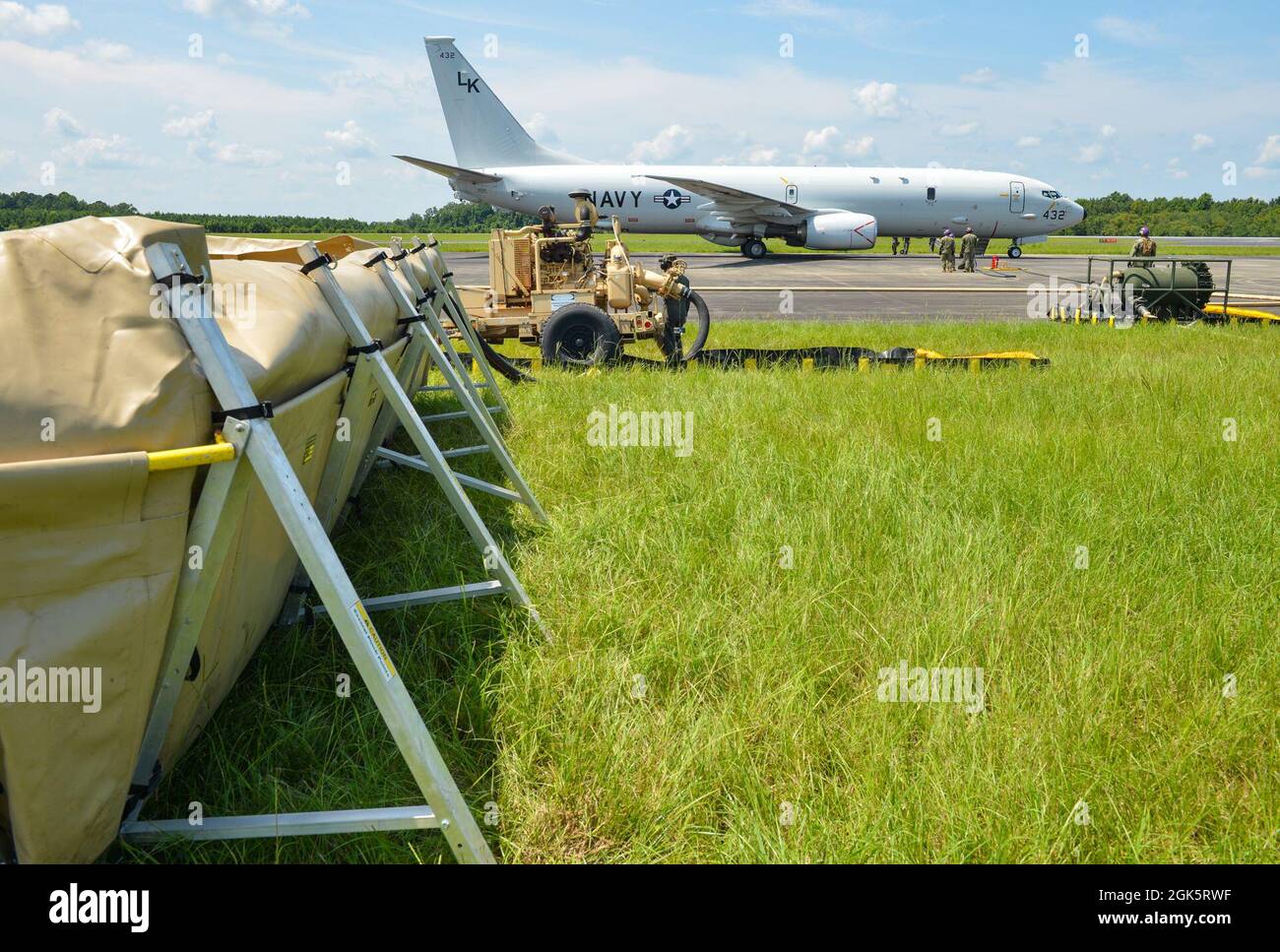 Marine Wing Support Squadron 271 Aviation Mobility Company FARP Platoon Marines mit Unterstützung des Navy Cargo Handling Bataillon ONE Matrosen bereiten sich darauf vor, einen P-8 Poseidon von Patrol and Reconnaissance Squadron (VP) 26 an einem Vorwärts-Bewaffnungs- und Betankungspunkt (FARP) aufzutanken, was die Integration von Kraftfähigkeiten bei Kinston demonstriert, N.C. im Rahmen einer groß angelegten Übung (LSE 2021), 10. August 2021. LSE 2021 demonstriert die Fähigkeit der Marine, weltweit präzise, tödliche und überwältigende Gewalt über drei Seestreitkommandos, fünf nummerierte Flotten und 17 Zeitzonen hinweg einzusetzen. LSE 2021-Zusammenführungen live an Stockfoto