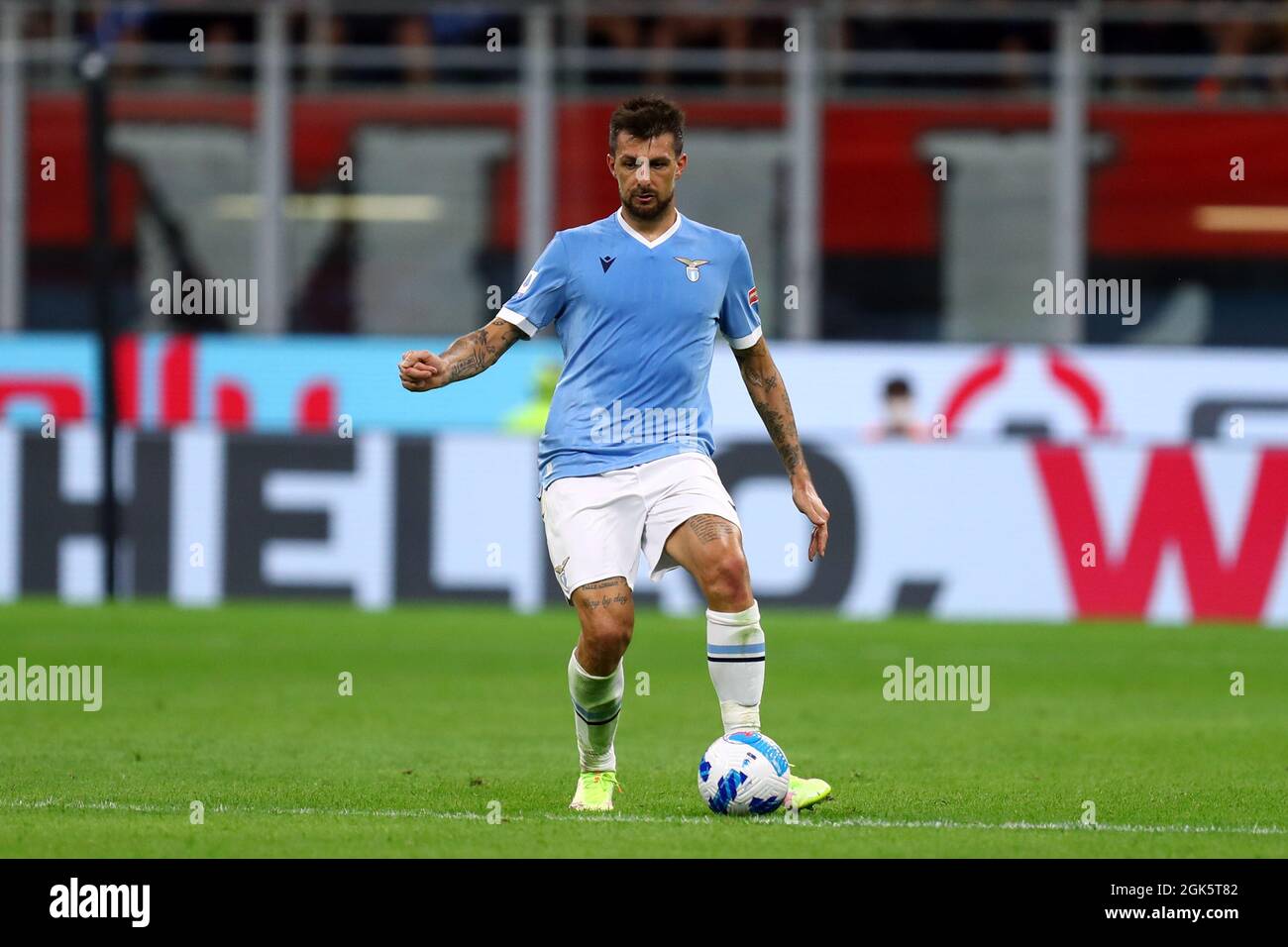 Mailand, Italien. 12. September 2021. Francesco Acerbi von der SS Lazio kontrolliert den Ball während des Serie A-Spiels zwischen AC Mailand und SS Lazio. Stockfoto