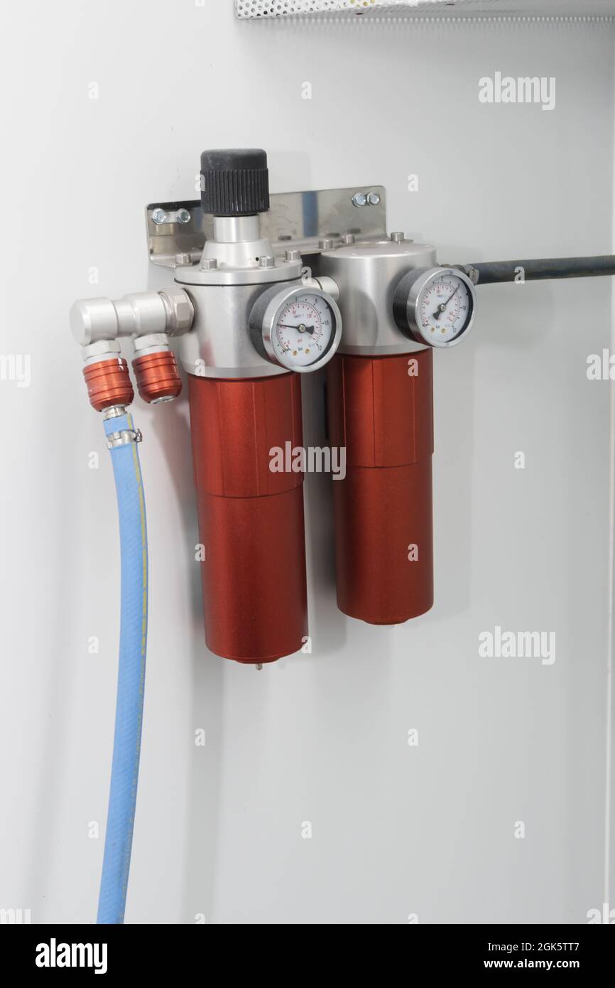 Die Uhren des Luftdruckmessers sind an einen blauen Schlauch angeschlossen. Stockfoto