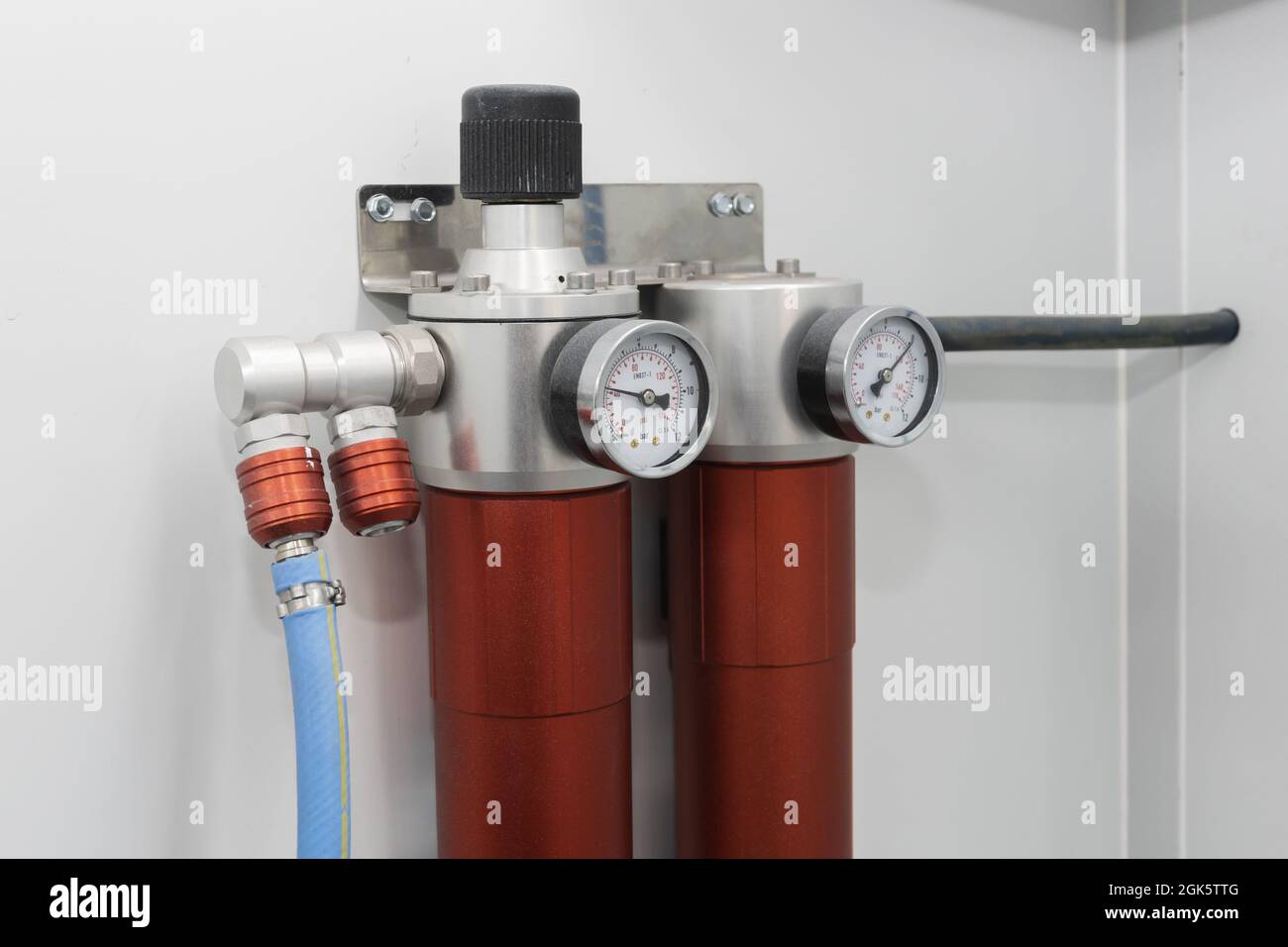 Nahaufnahme der Uhren des Luftdruckmessers, die an einen blauen Schlauch angeschlossen sind. Stockfoto