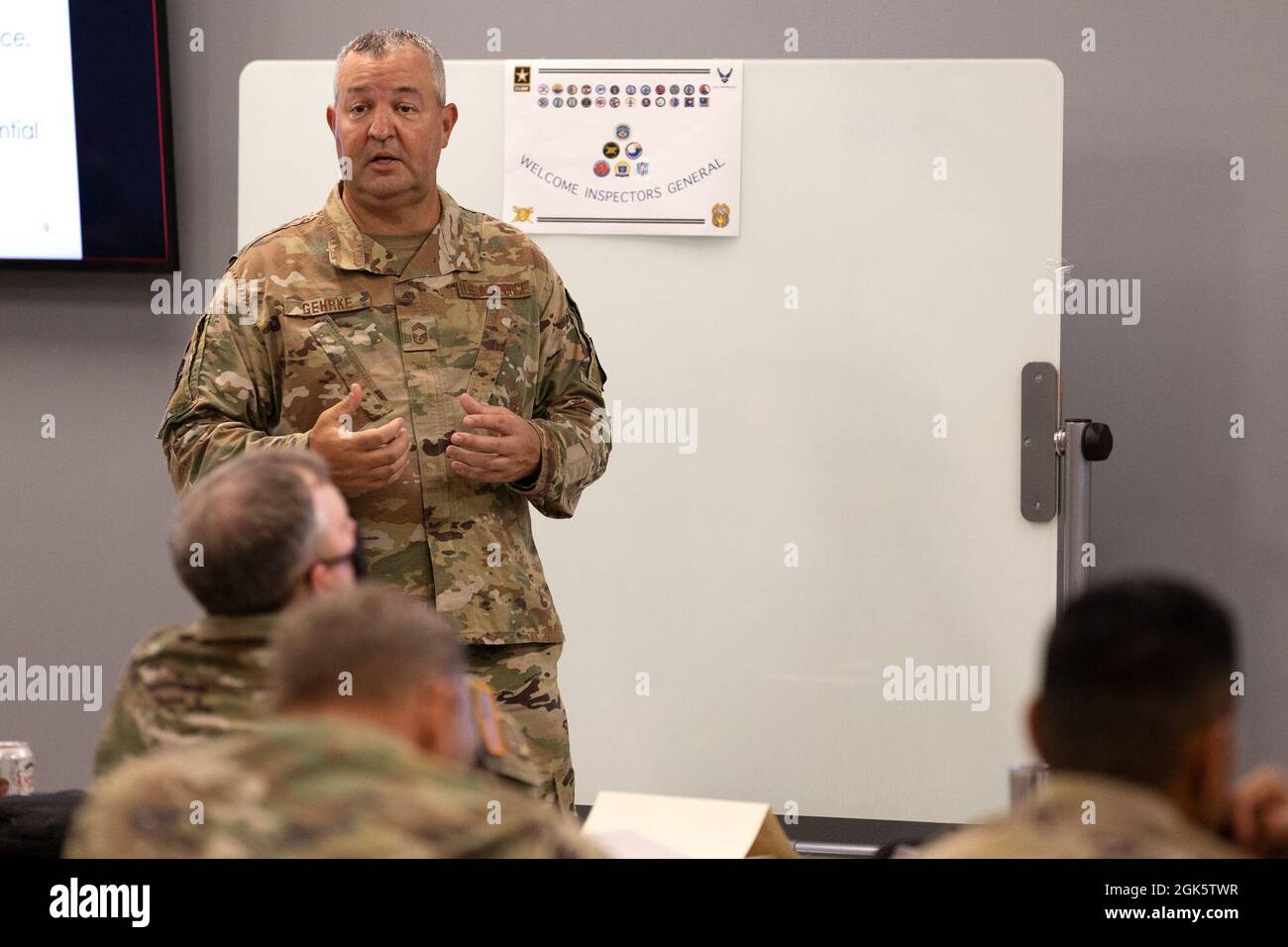 Chief Master Sgt. Geoffrey Gehrke, Inspector General Superintendent des National Guard Bureau, spricht während eines Inspector General Trainingsseminars am 10. August 2021 in Camp Fogarty, RI. An der Schulung nahmen Generalinspektoren aus 23 Staaten Teil. Stockfoto